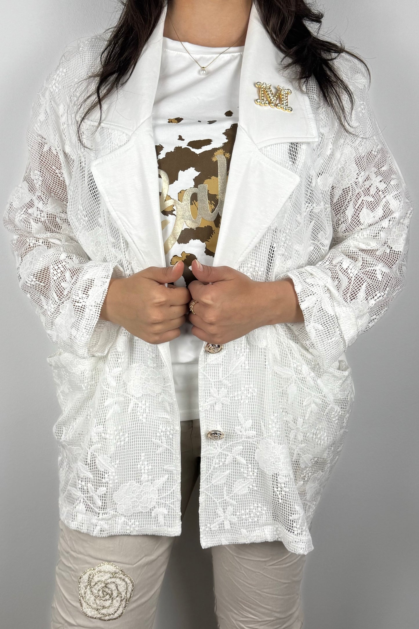 Blazer aus Spitze mit Zierbrosche „M“ und Knöpfen
