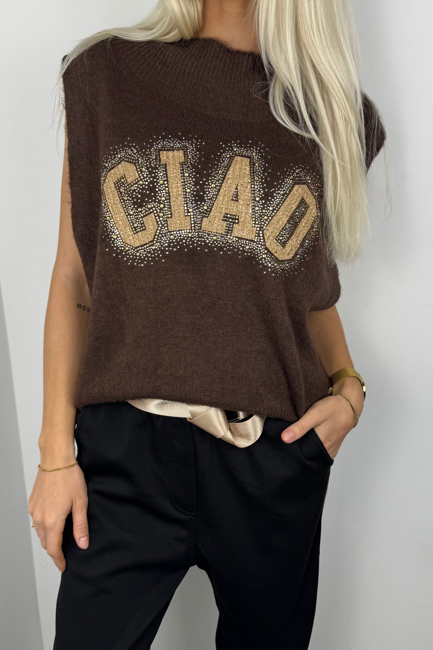 Pullover mit Strass-Schriftzug „CIAO“ –Choco