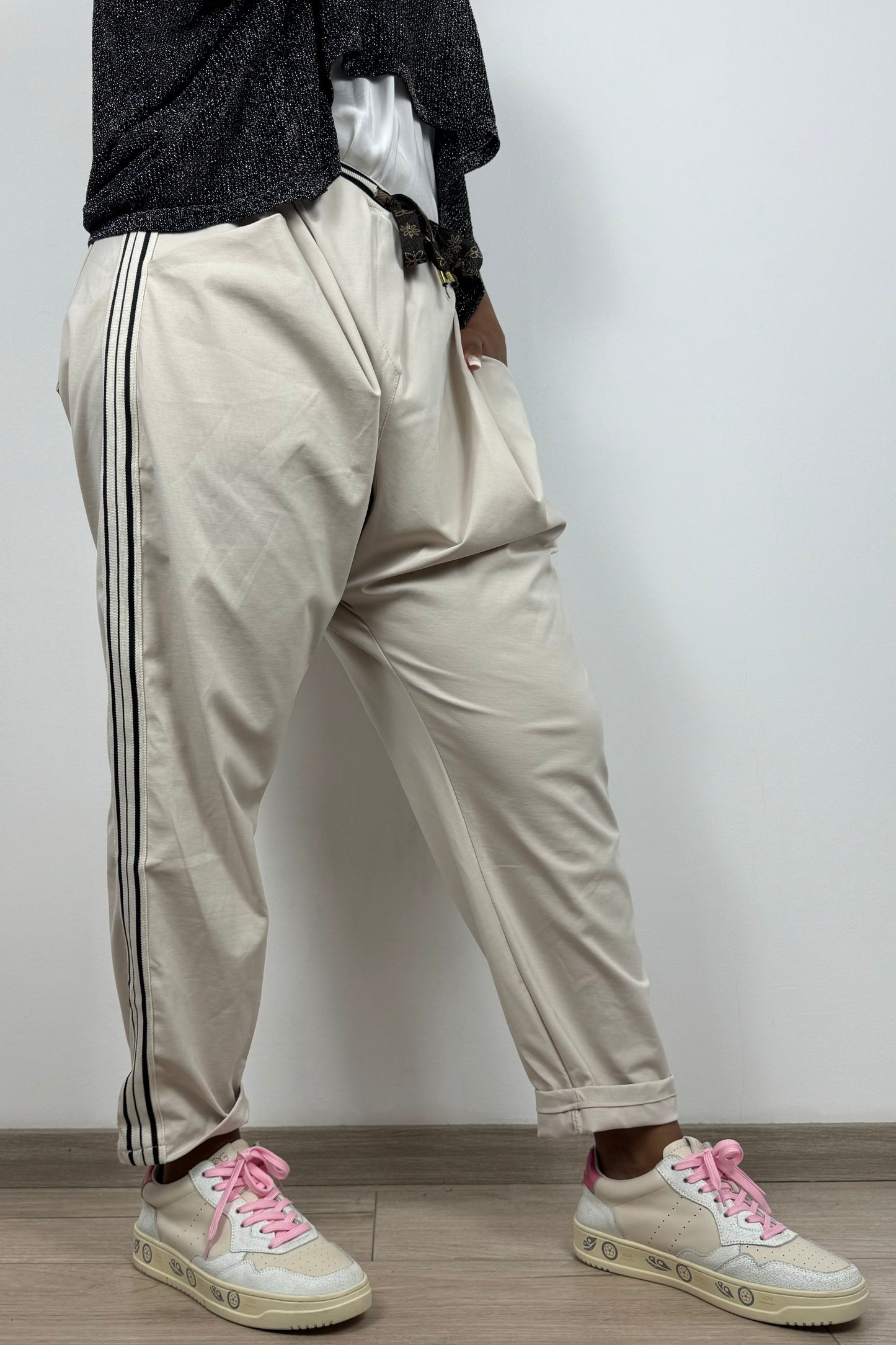 Sportlich-elegante Hose mit Galonstreifen und Bindegürtel
