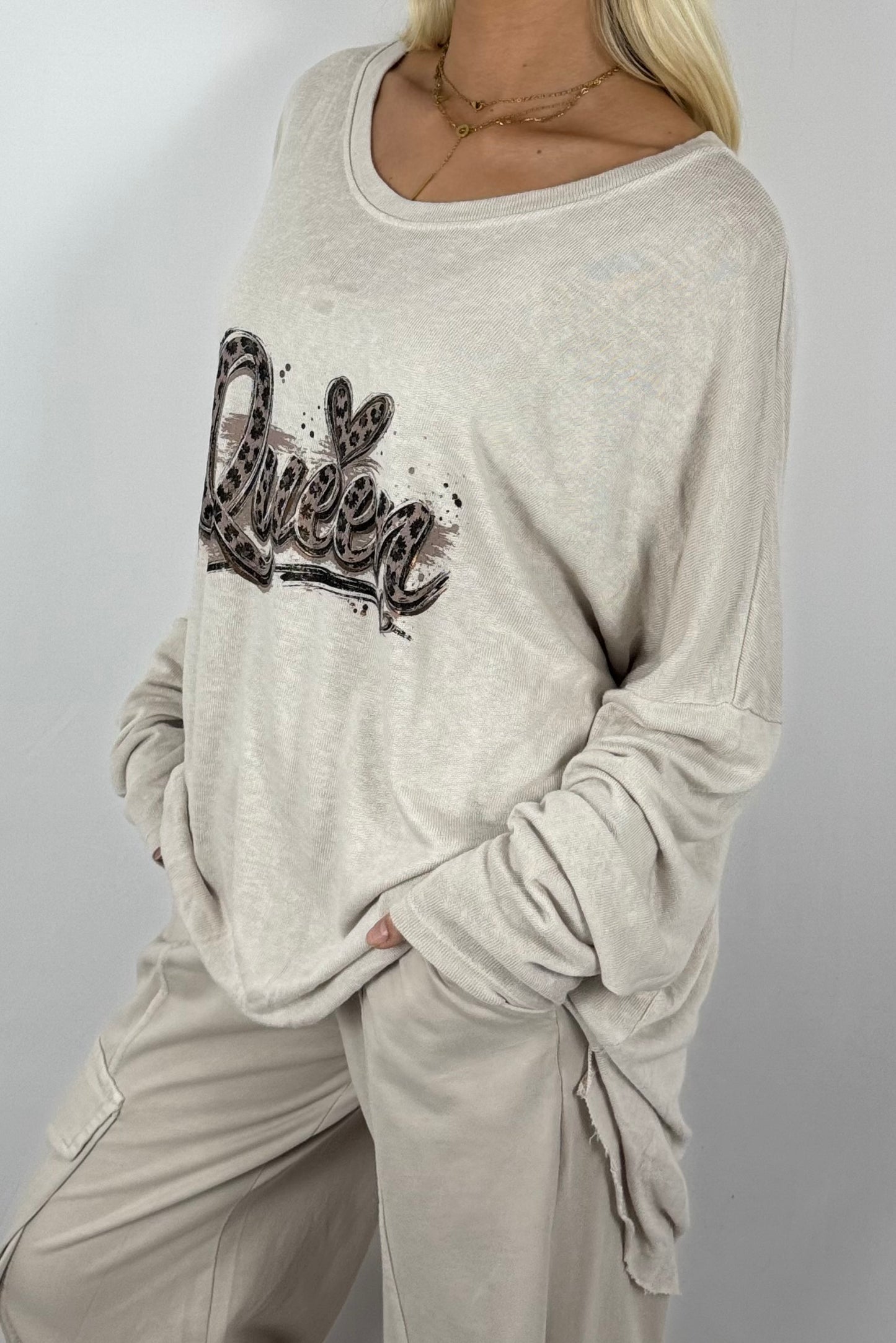 Damen Longshirt „Queen“ – Oversize mit Frontprint-Beige