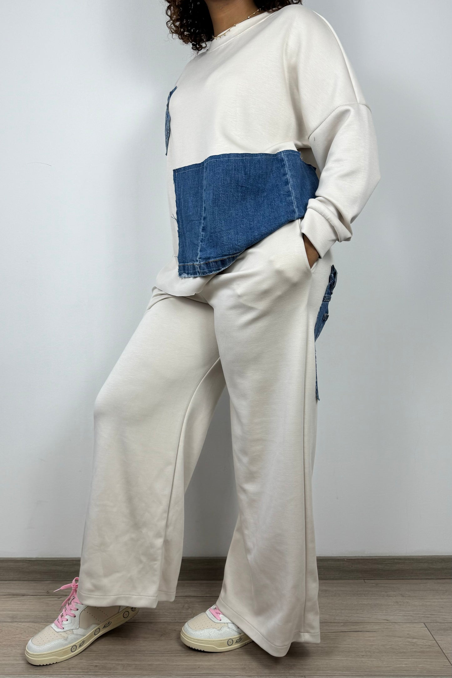 Zweiteiliger Damen-Anzug: Sweater & Hose mit Jeans-Details