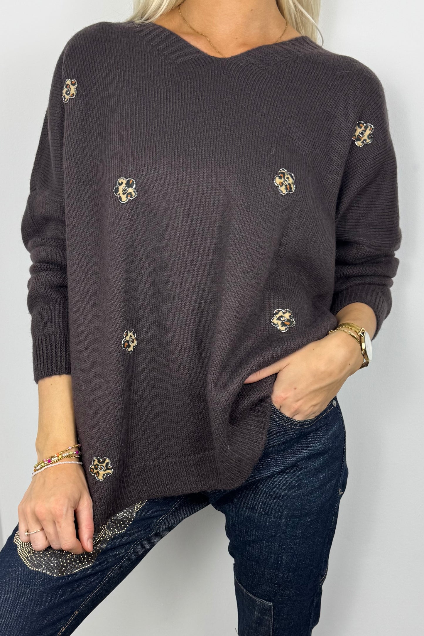 Strickshirt mit Blumen-Details-Choco