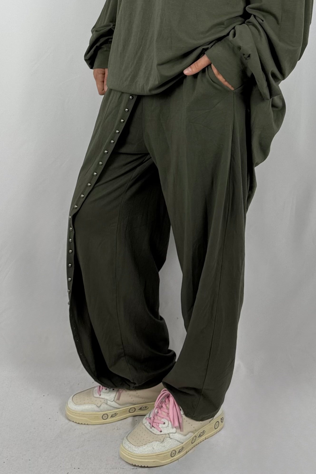 Bequeme Oversize-Hose mit Nieten-Detail-Khaki