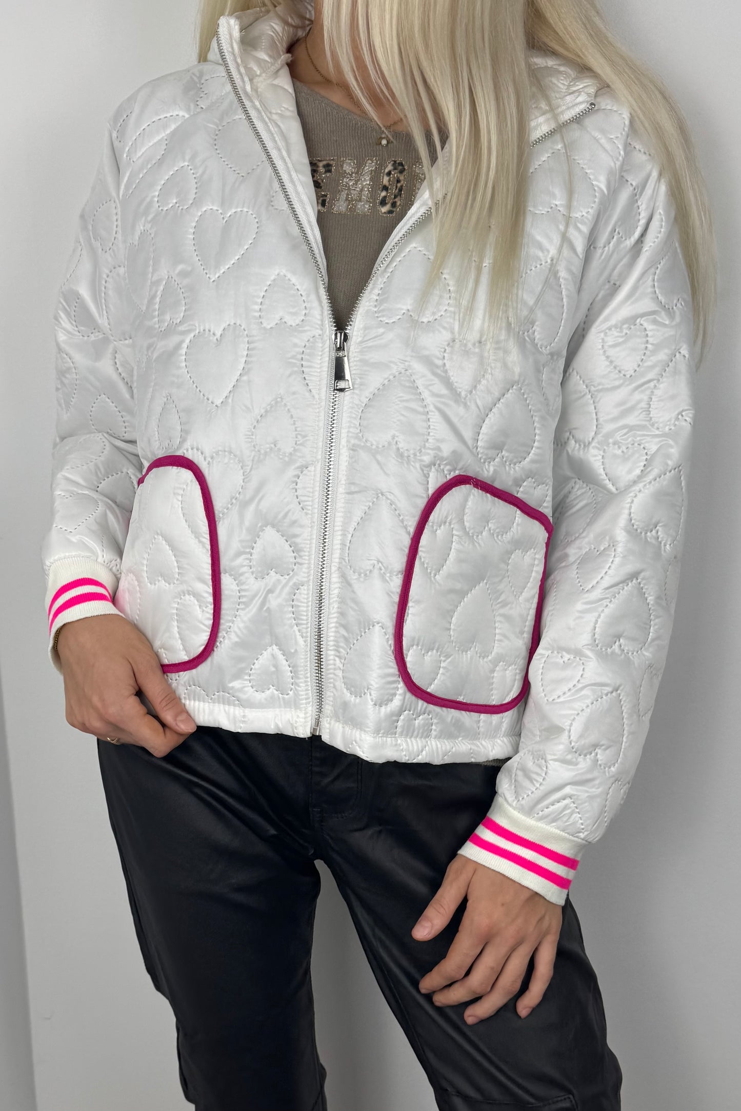 Leichte Steppjacke mit Herzmuster und Kapuze-Weiß