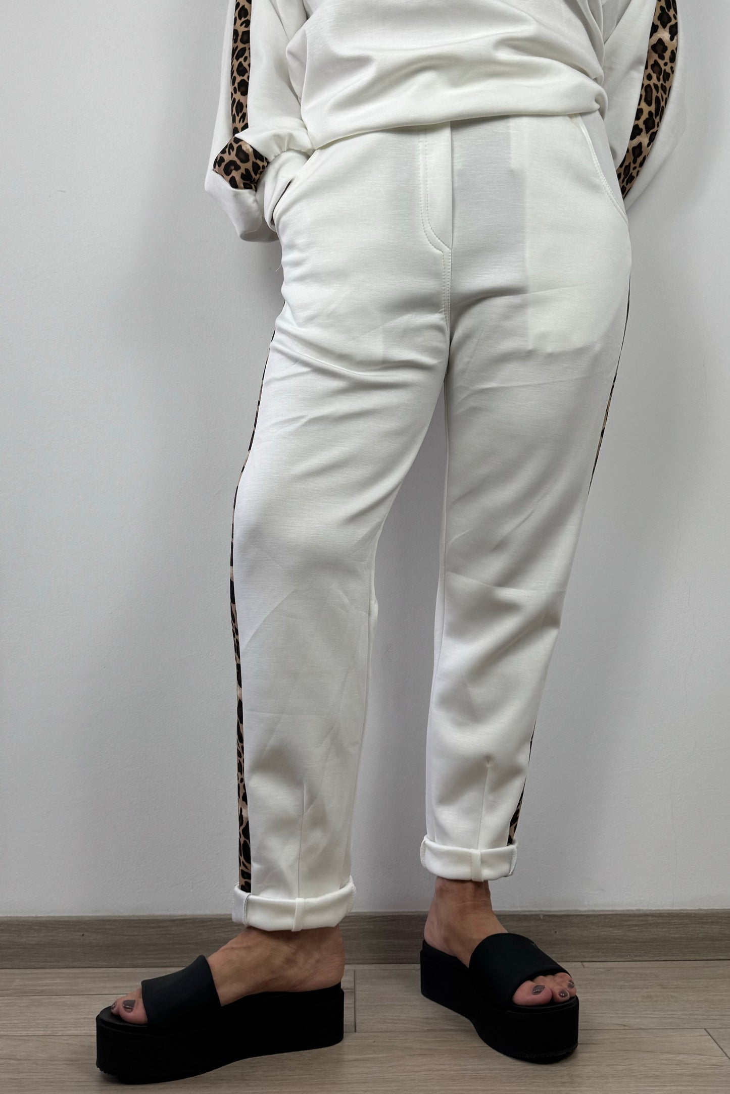 Jogpants mit Animal-Print-Seitenstreifen und Tunnelzugbund