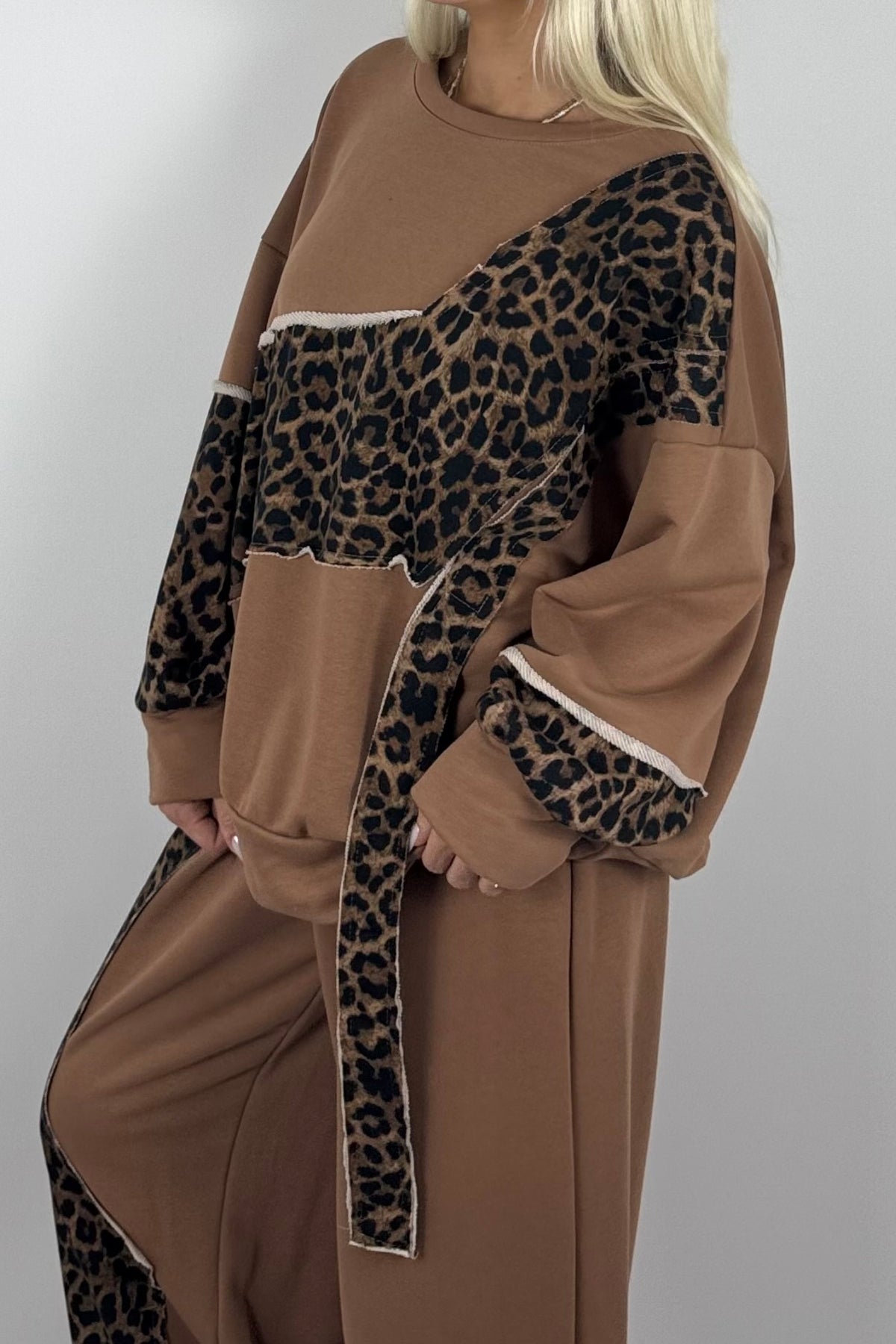 Oversize Damen Sweatshirt mit Leo-Muster & asymmetrischem Design - Kamel
