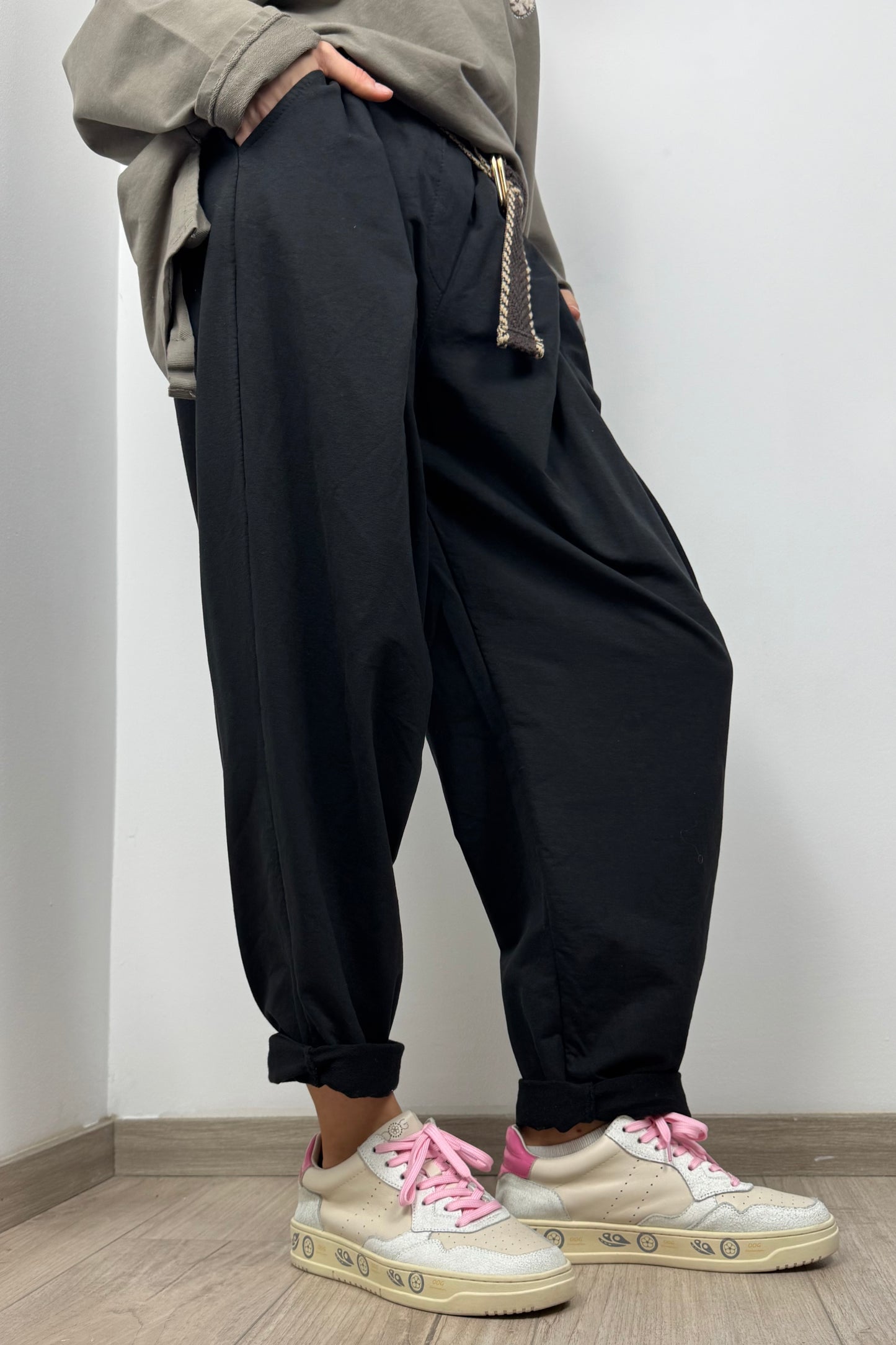 Bequeme Damenhose mit elastischem Bund und Gürtel-Schwarz