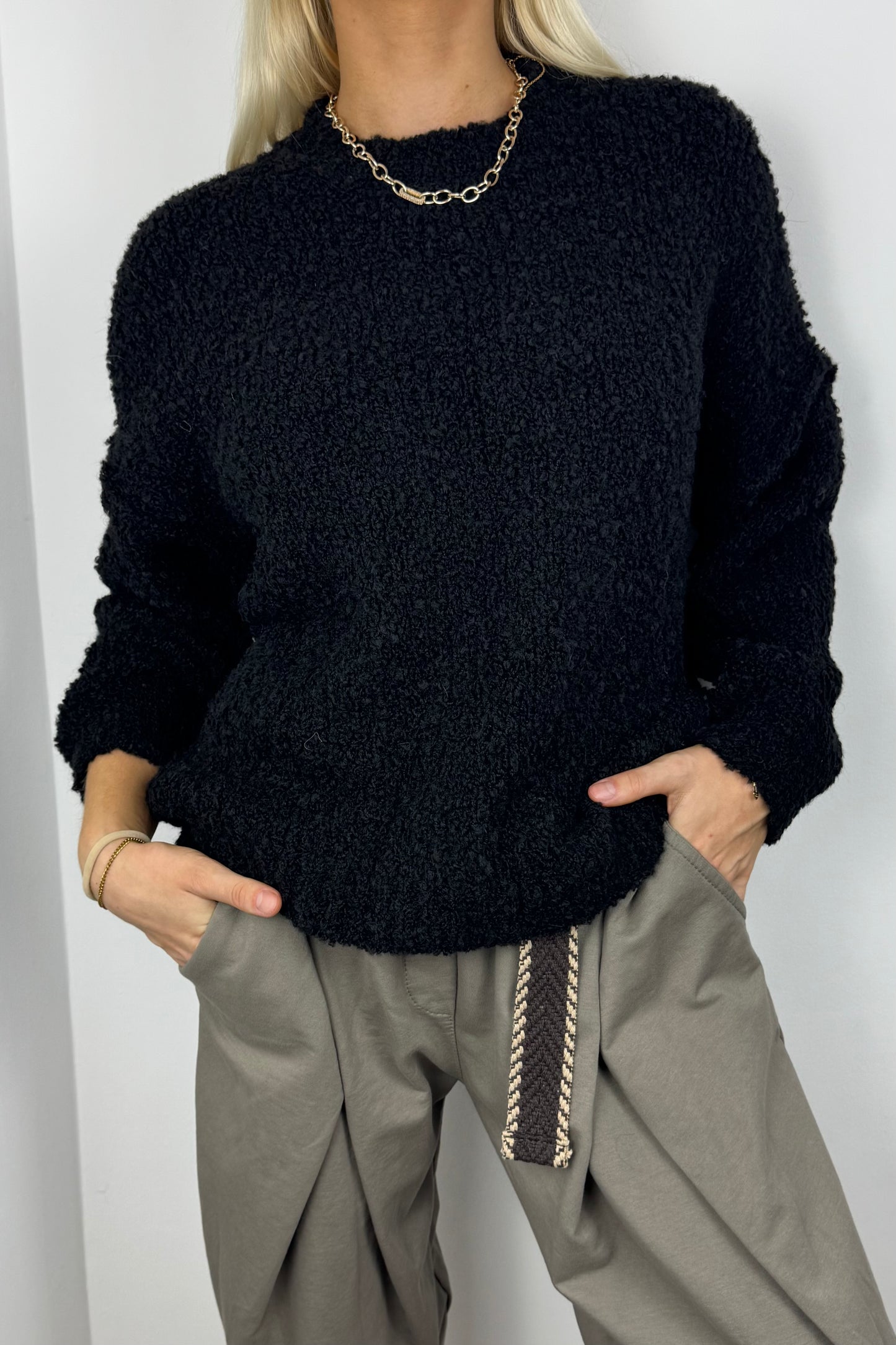 Kuscheliger Grobstrickpullover mit Stehkragen-Schwarz