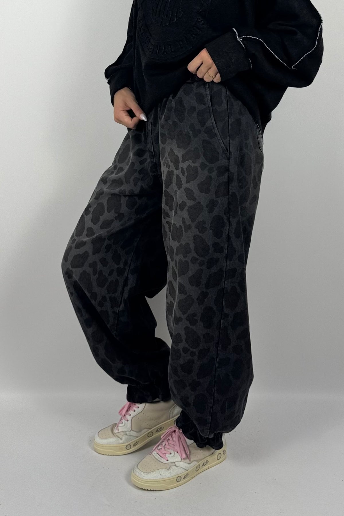 Modische Damen Balloonhose mit Leo-Muster & Gürtel –Jeans Schwarz
