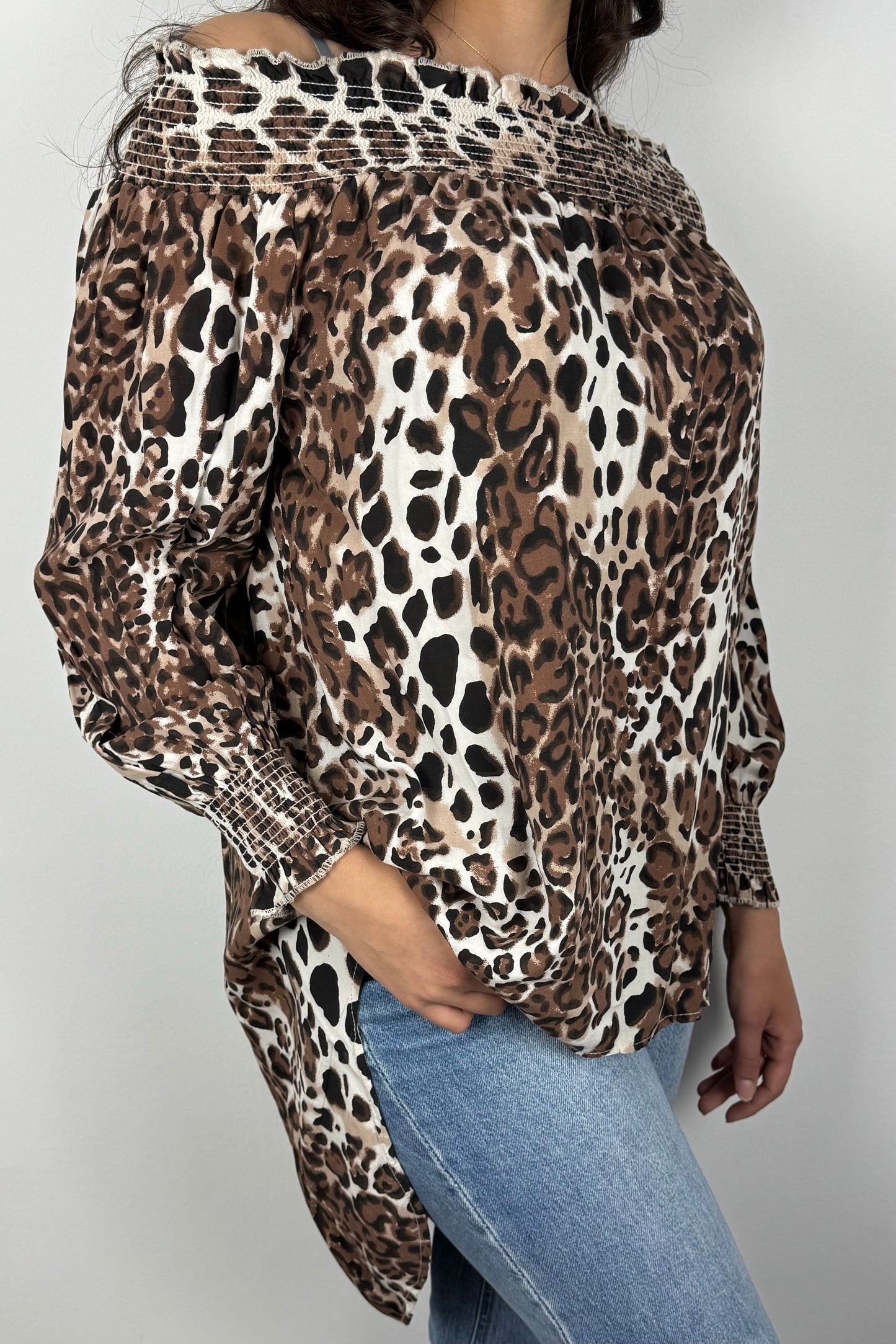 Luftige Tunika-Bluse mit Leopardenmuster und Smok-Details