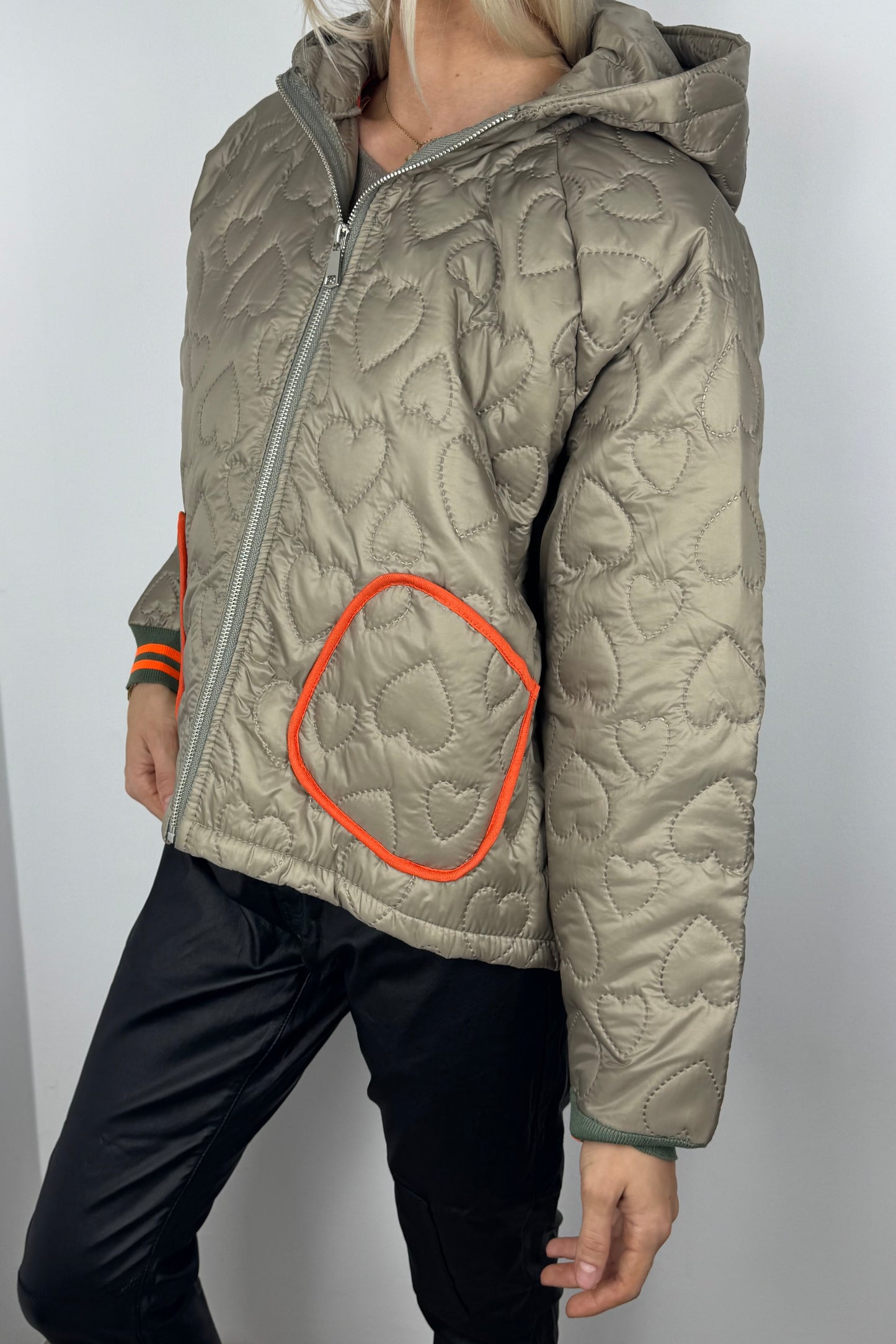 Leichte Steppjacke mit Herzmuster und Kapuze-Olive