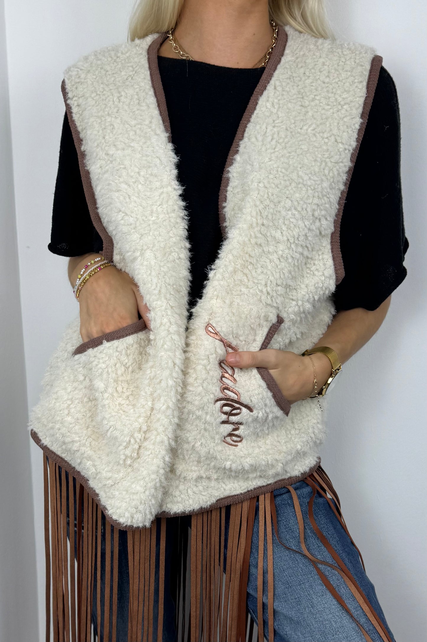 Flauschige Weste mit Stickerei –White
