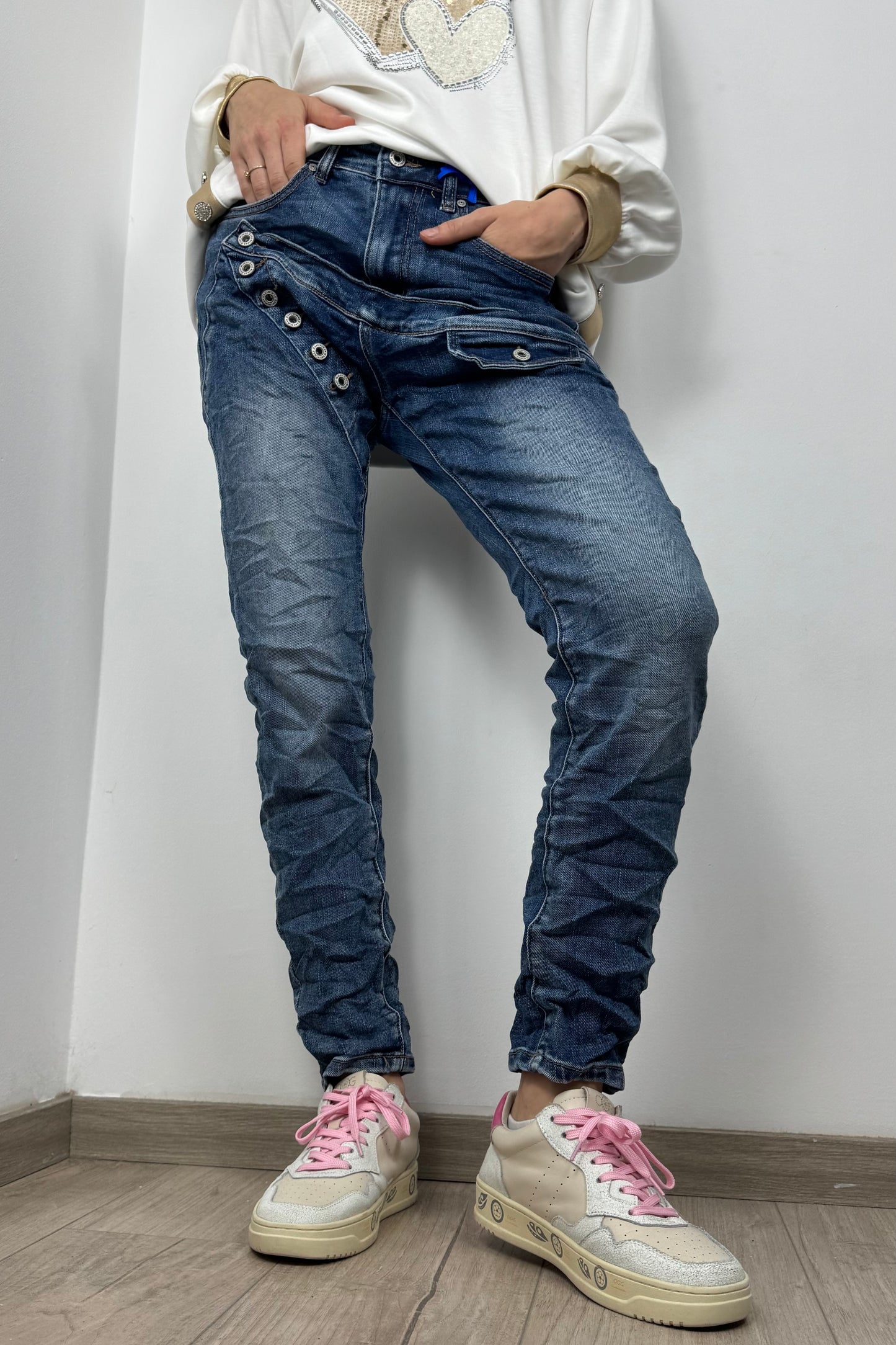 Jeans mit Knopf-Detail