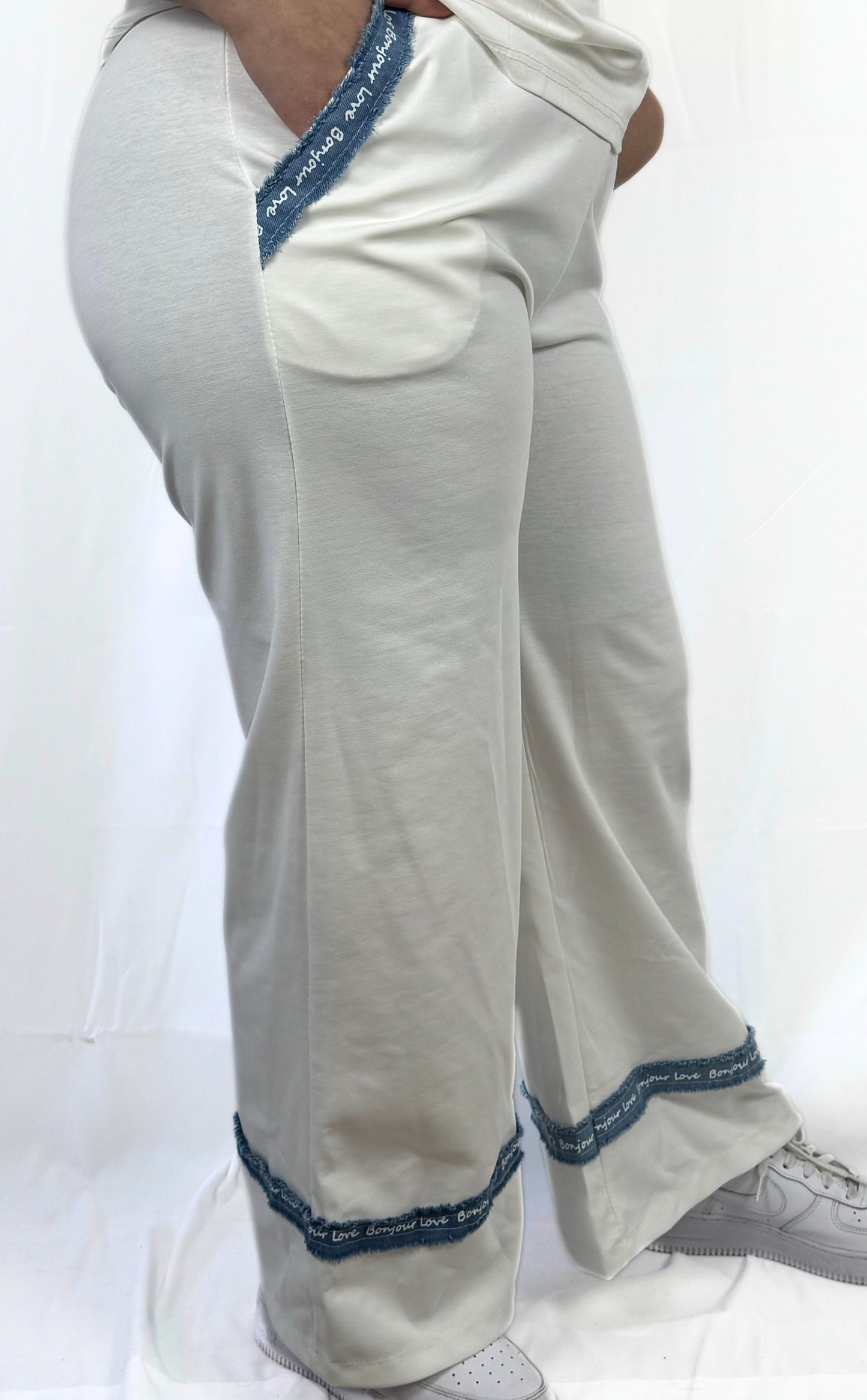 Damenhose mit Jeans-Applikationen – stylischer Mix-Look