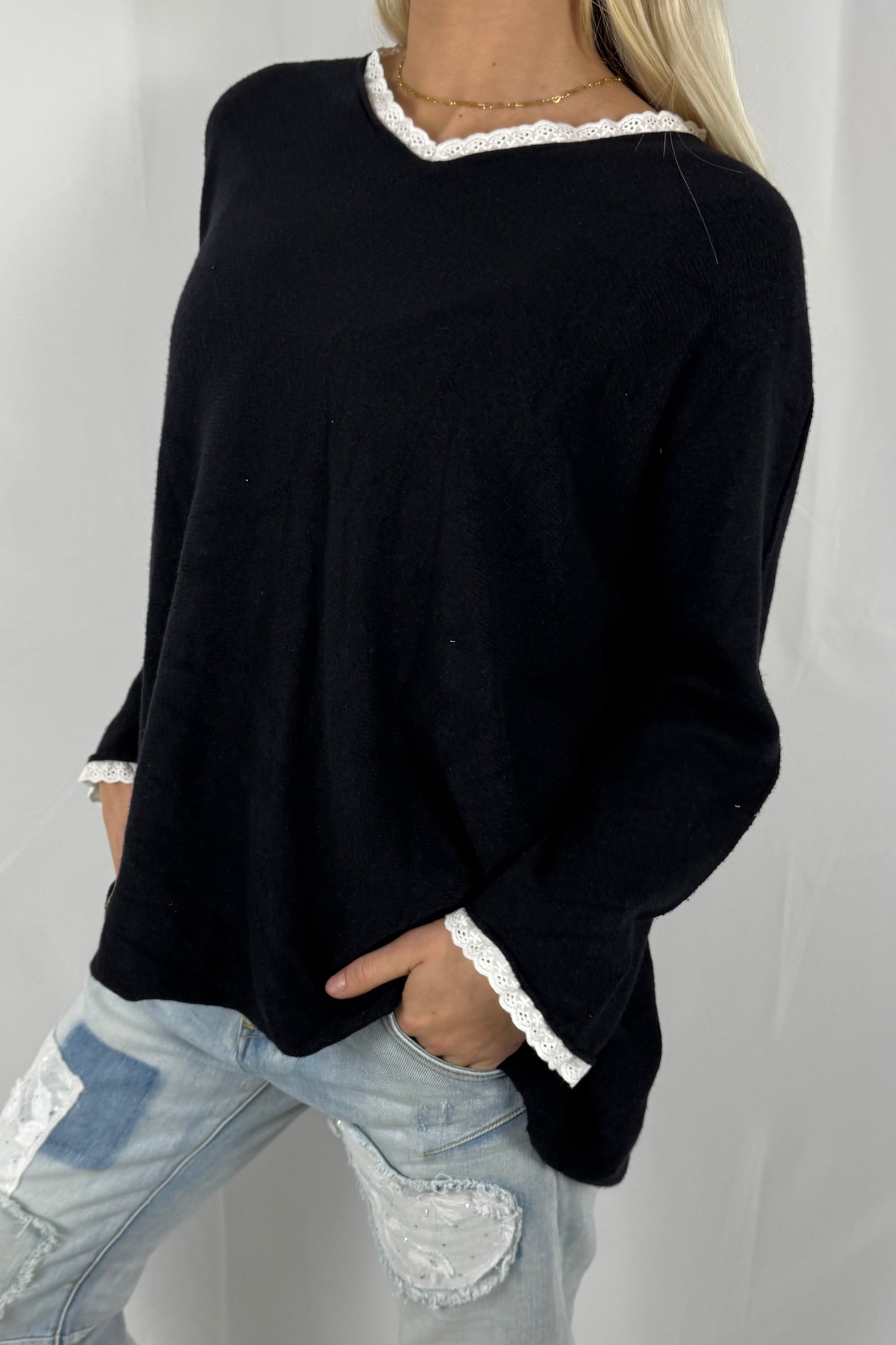 Shirt mit V-Ausschnitt & Spitzen-Detail –Schwarz