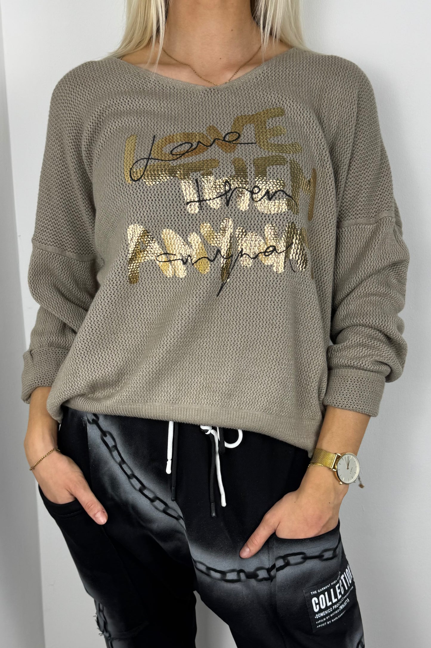 Damen Shirt mit Glitzer-Schriftzug „Love Them Anyway“ – Mud