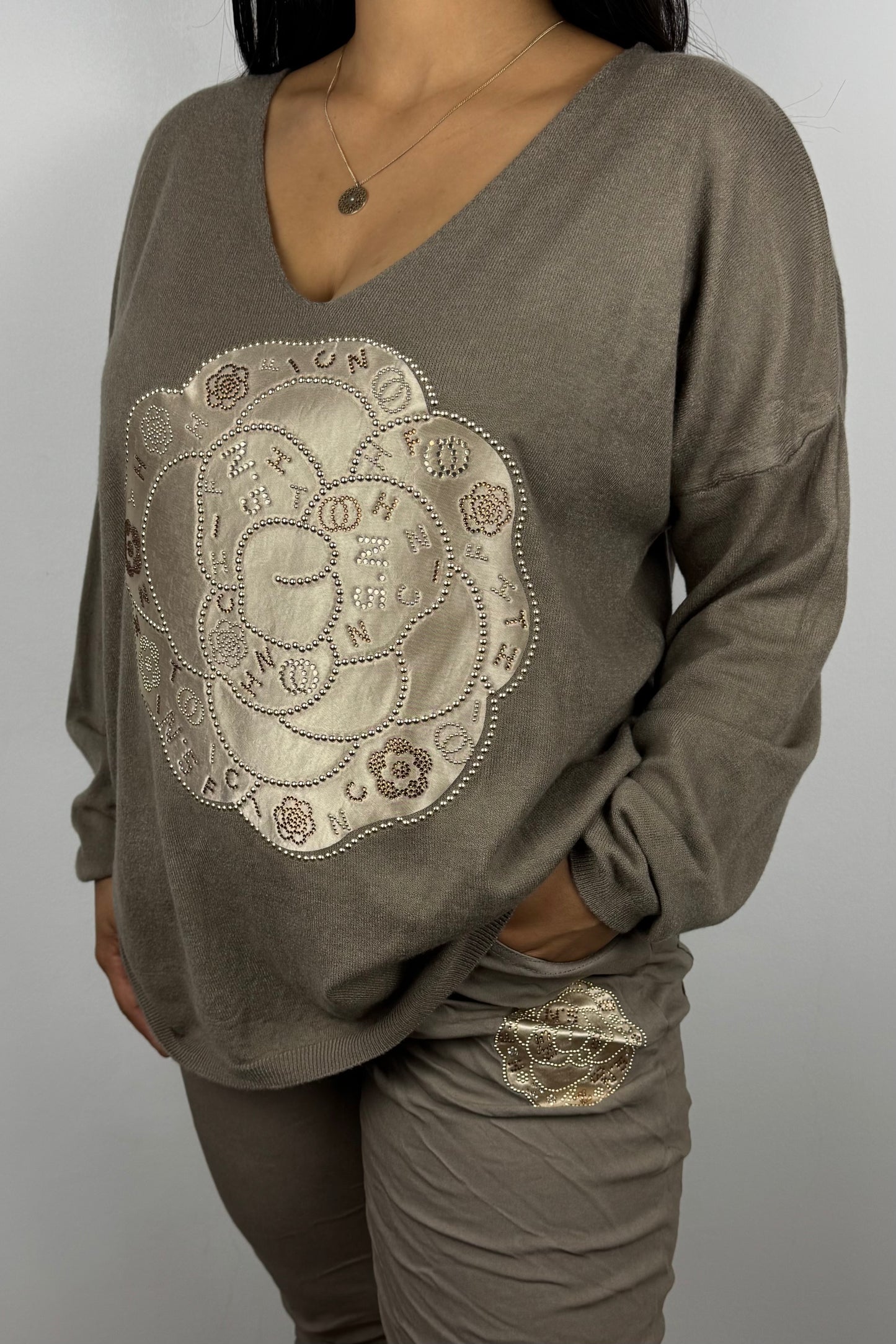 Feinstrick-Shirt mit Strass und Blumenmuster