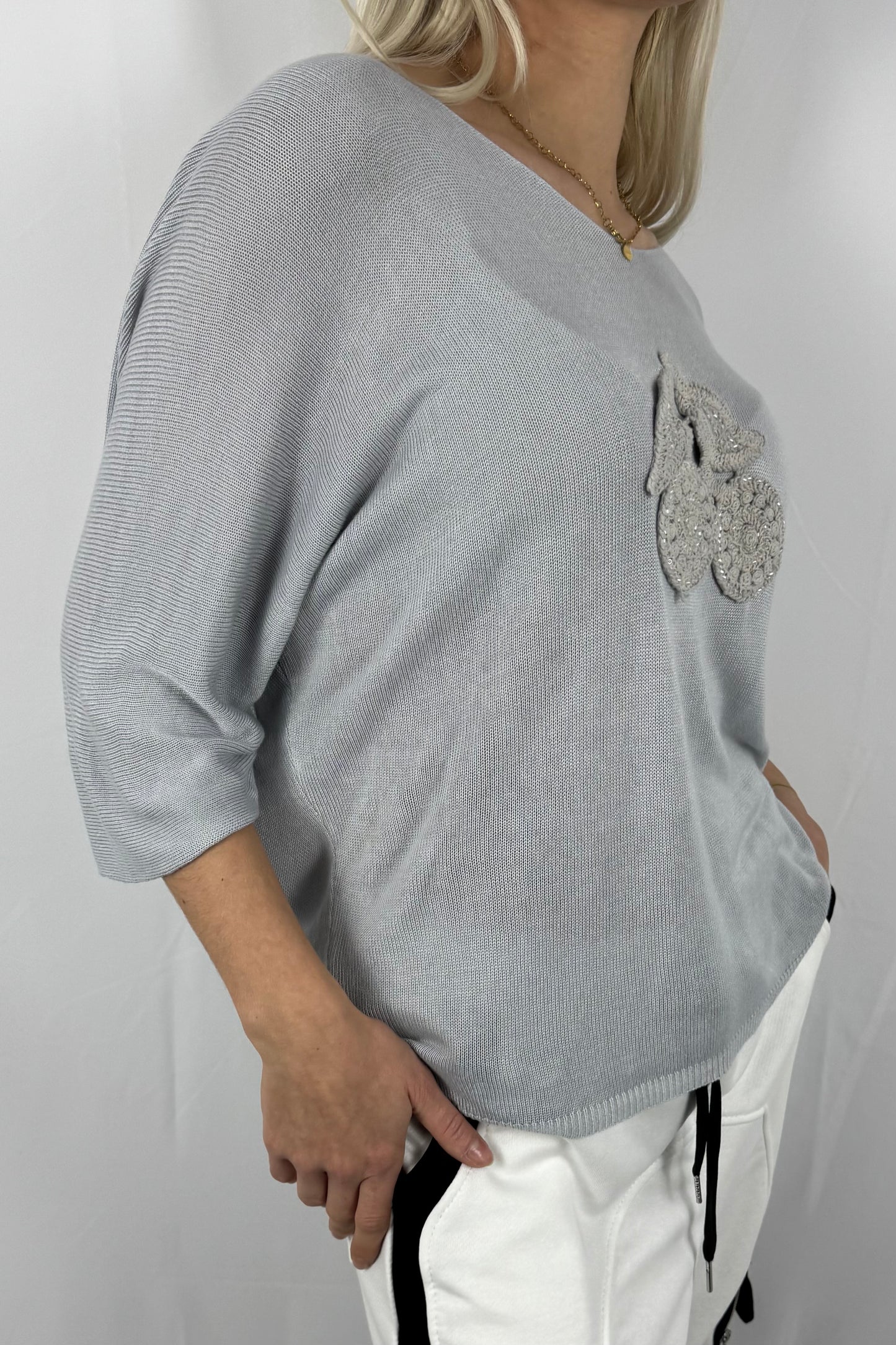 Shirt mit V-Ausschnitt & gehäkelter Applikation-Grau