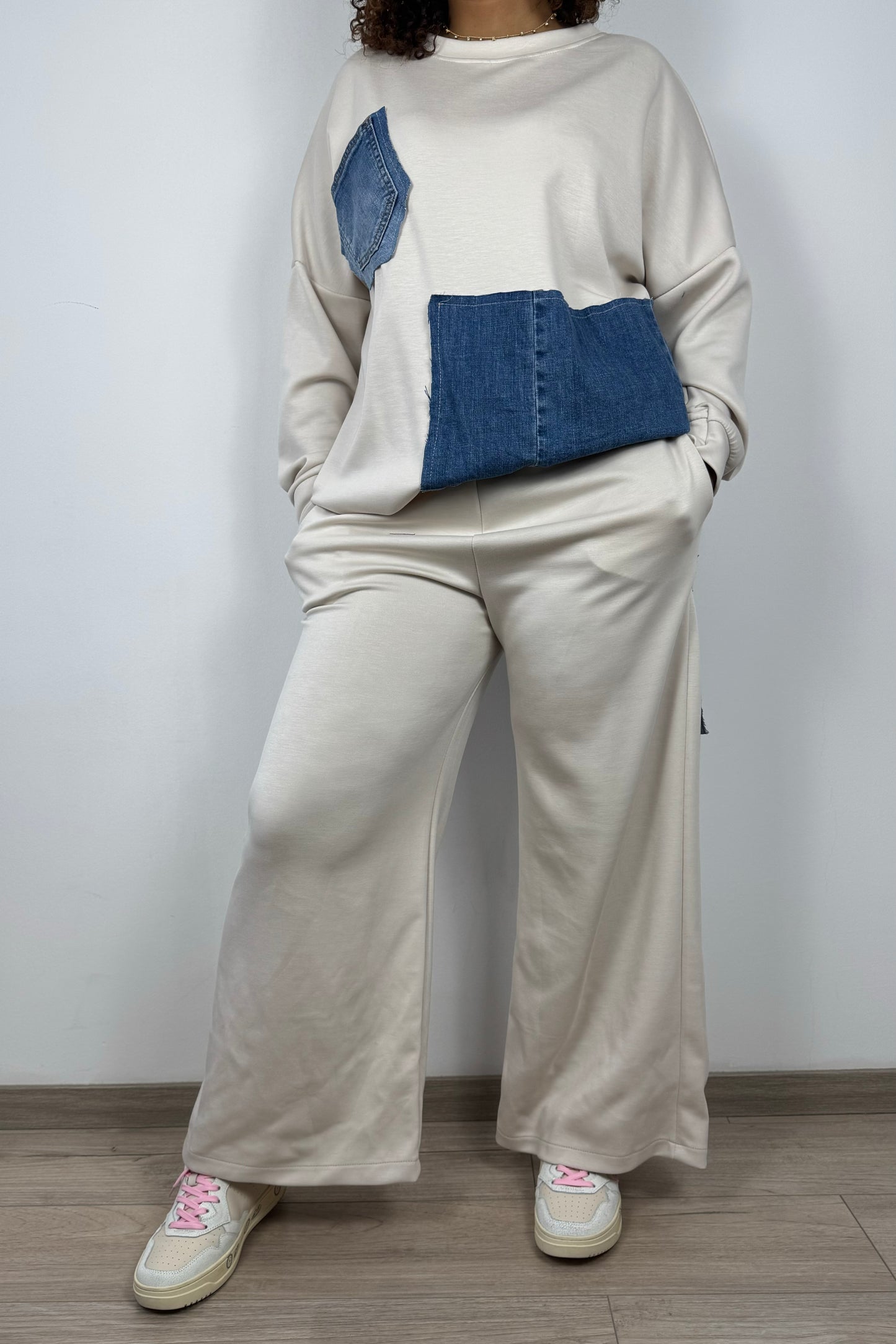 Zweiteiliger Damen-Anzug: Sweater & Hose mit Jeans-Details