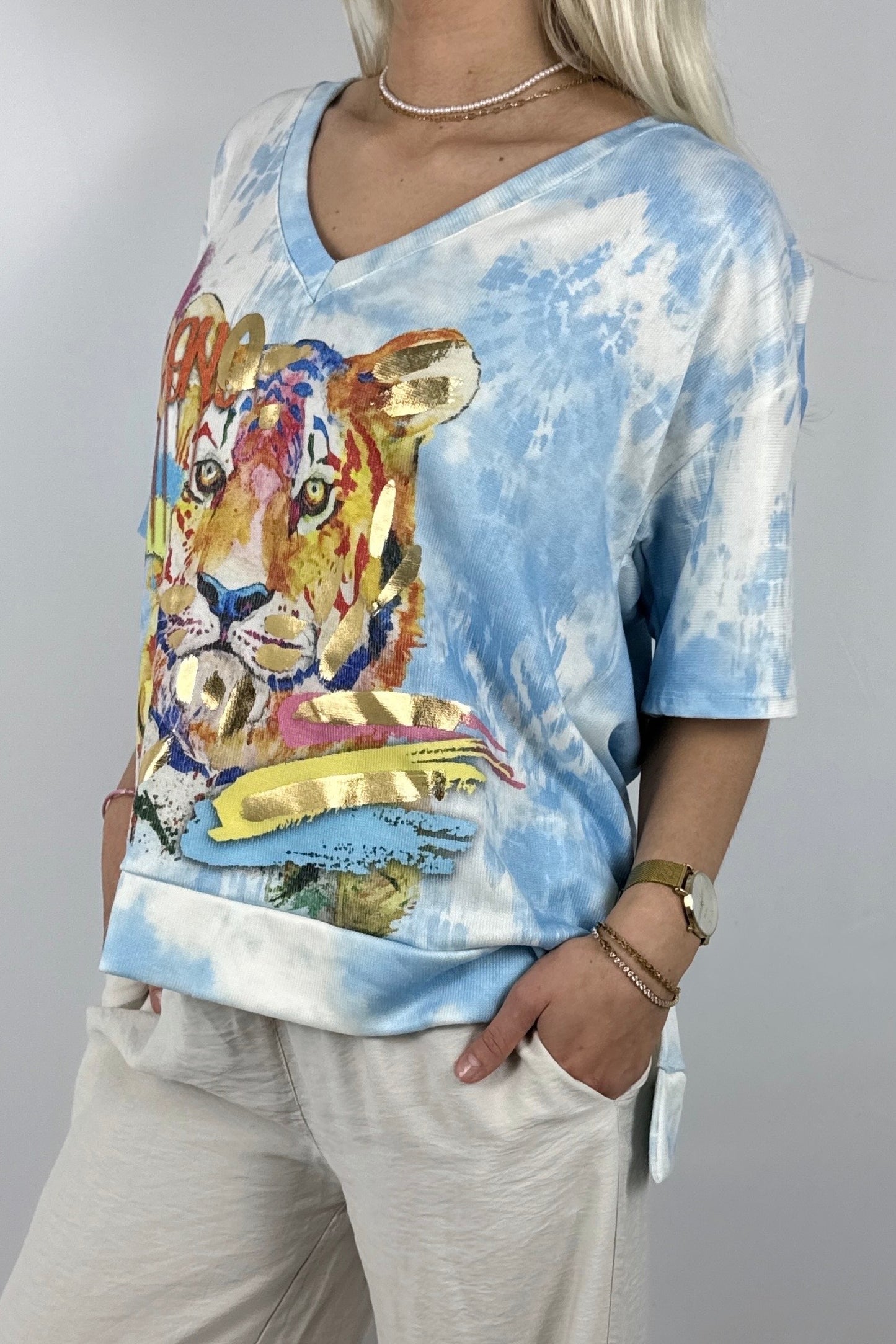 Oversize Damen Shirt mit Tiger Print und V Ausschnitt-Hellblau