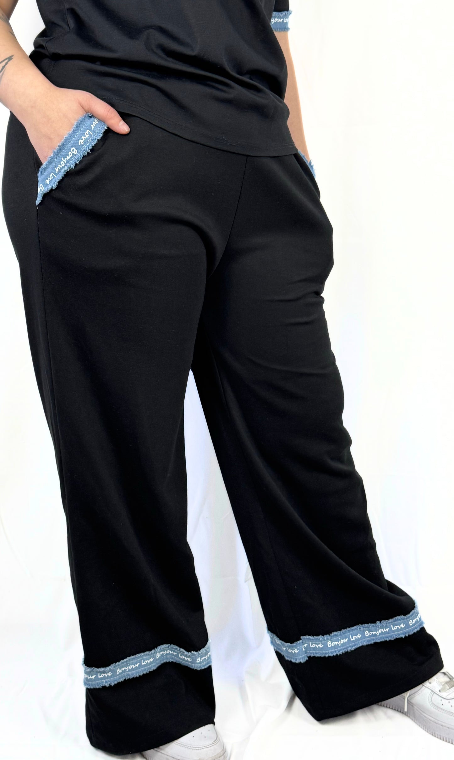 Damenhose mit Jeans-Applikationen – stylischer Mix-Look