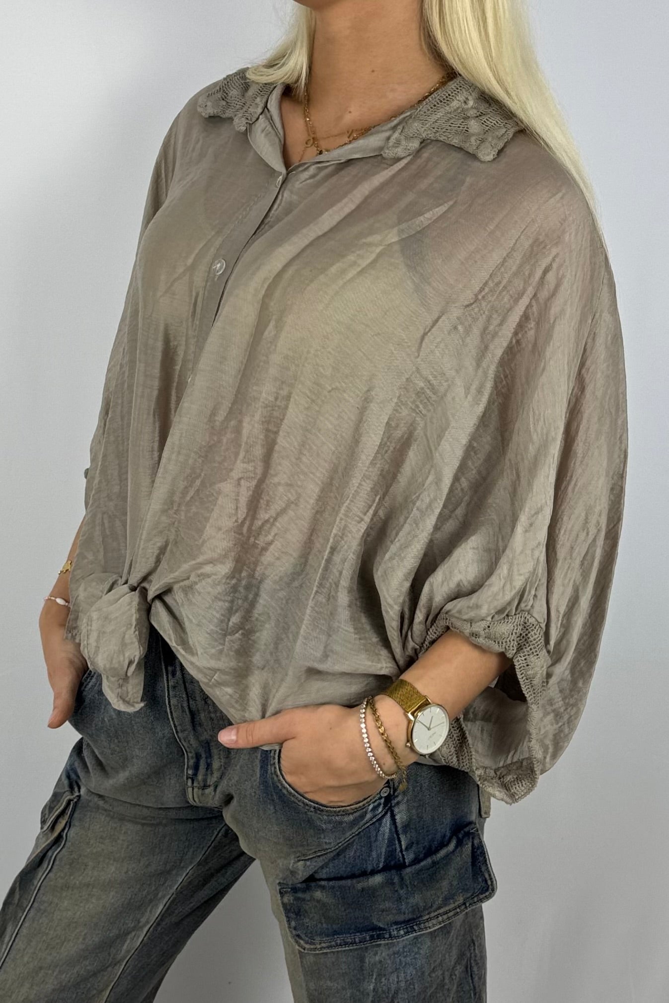 Leichte Bluse mit Häkelkragen –Mud