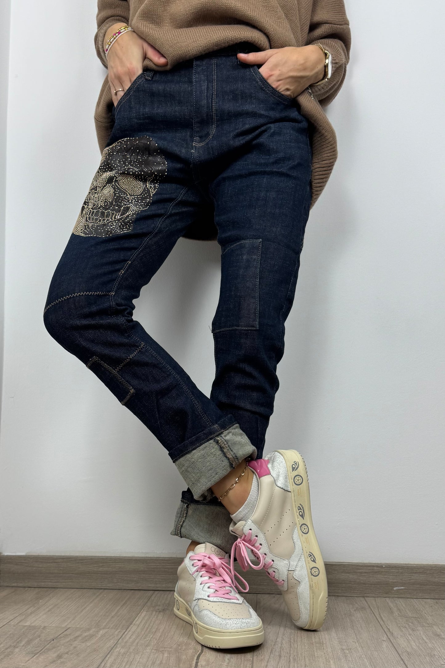 Jeans mit Strass-Skull-Motiv- dark-denim