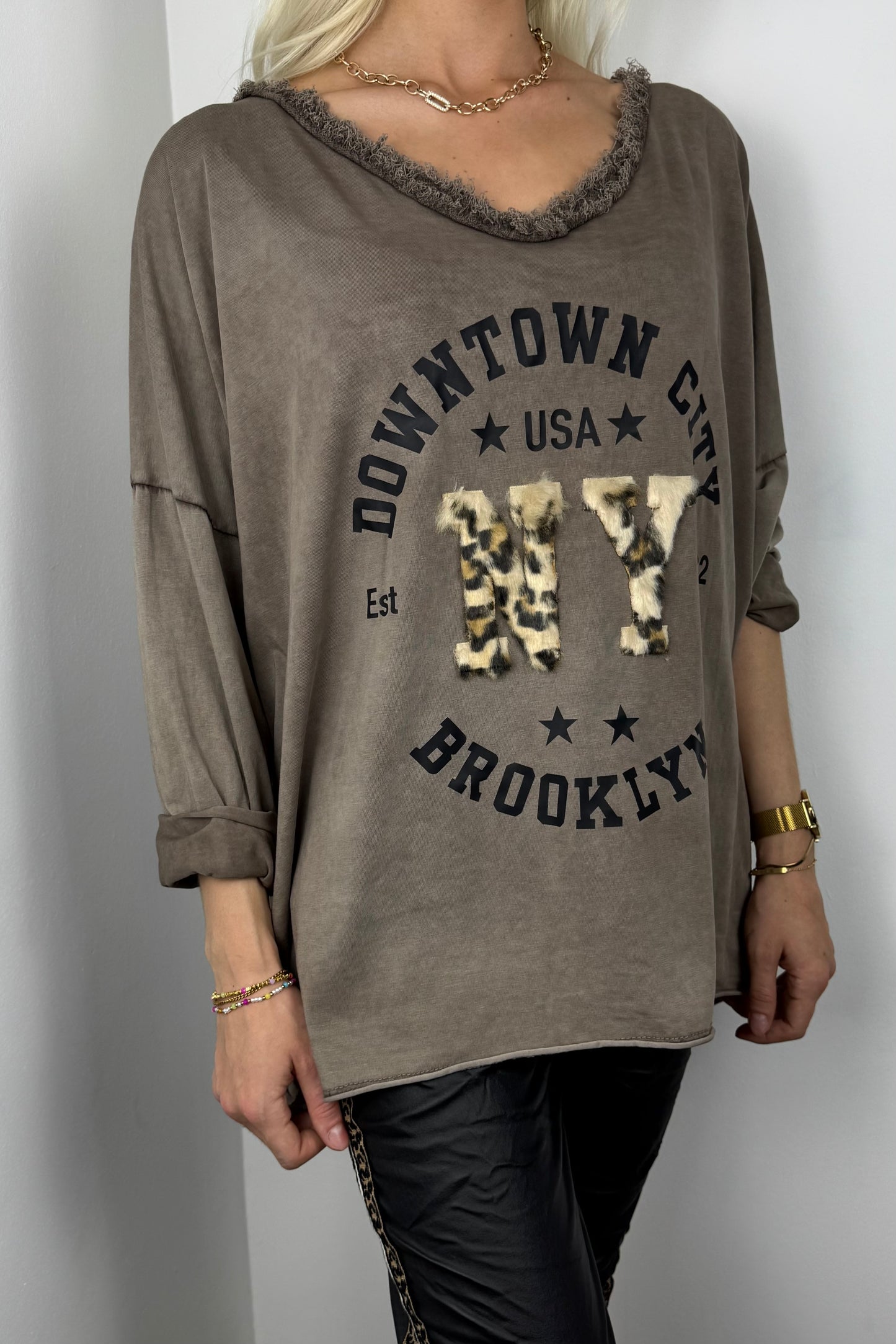 Oversize Longsleeve „Downtown City NY Brooklyn“ mit Leoparden-Detail – Einheitsgröße