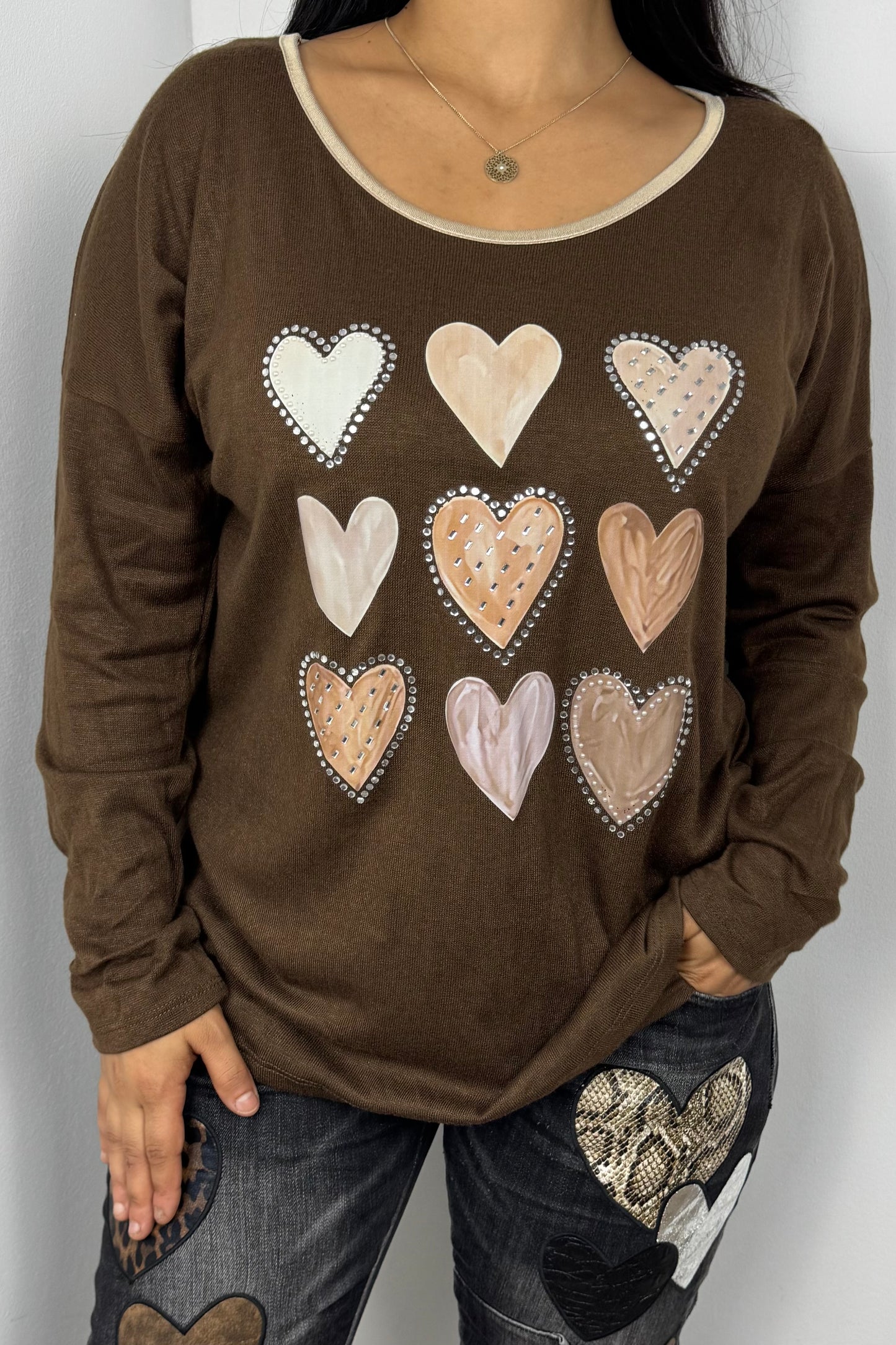 Shirt mit glitzernden Herzapplikationen – hochwertiger Viskosemix & bequeme Weite