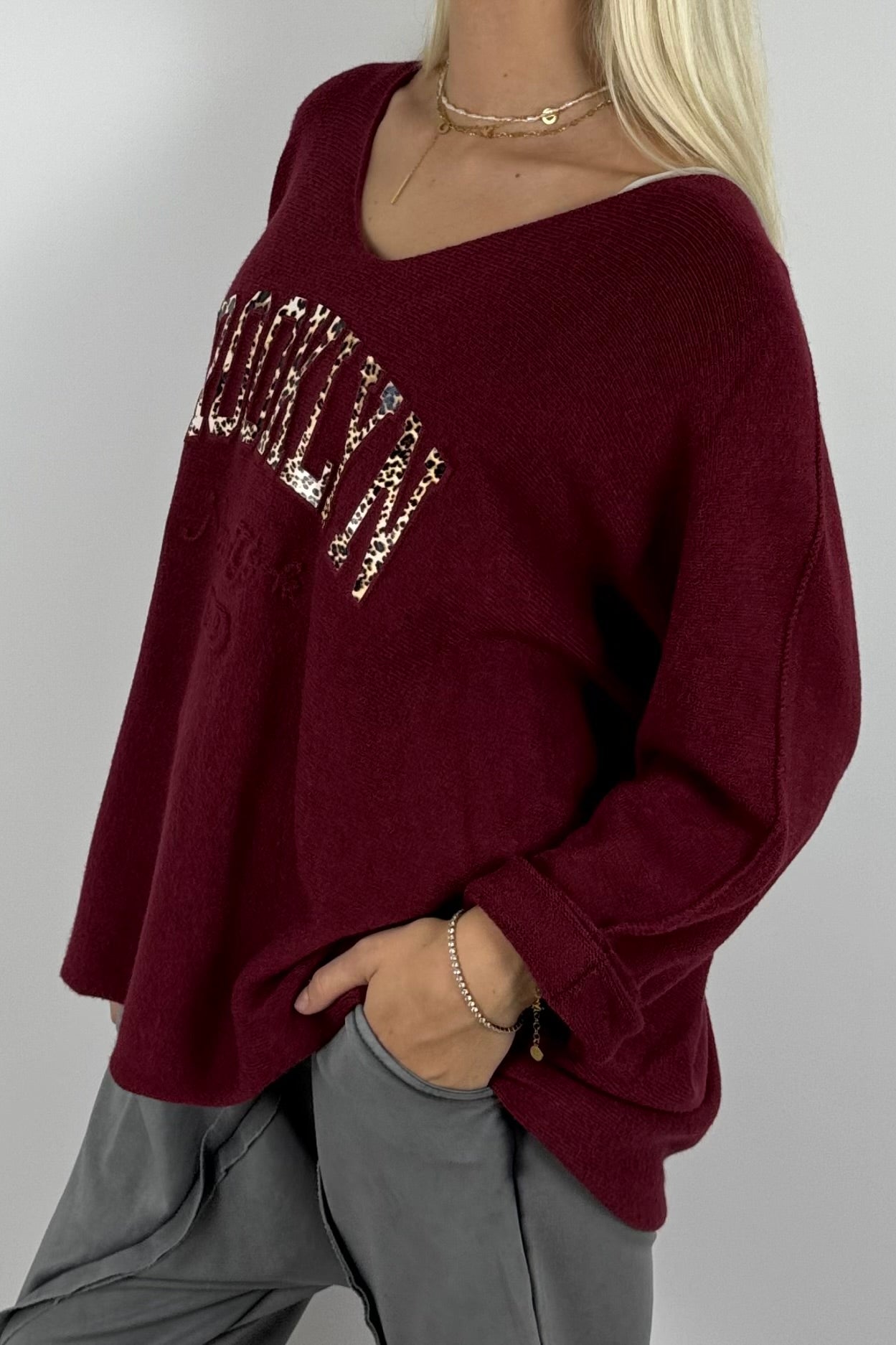Oversize Shirt „BROOKLYN“ mit V-Ausschnitt – Bordeaux