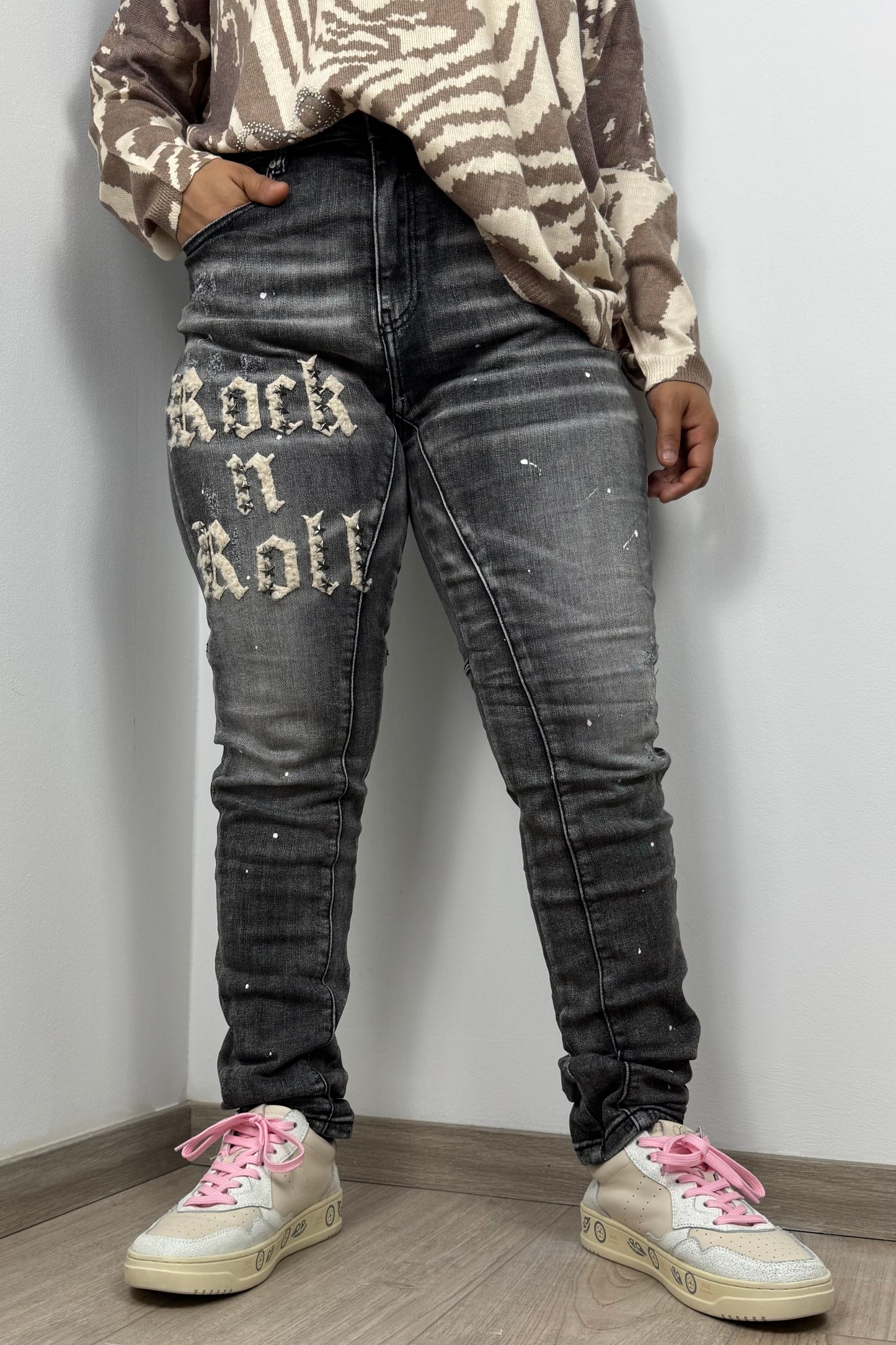 Rock ’n Roll Jeans – Schwarz im Used Look mit Nieten & Print