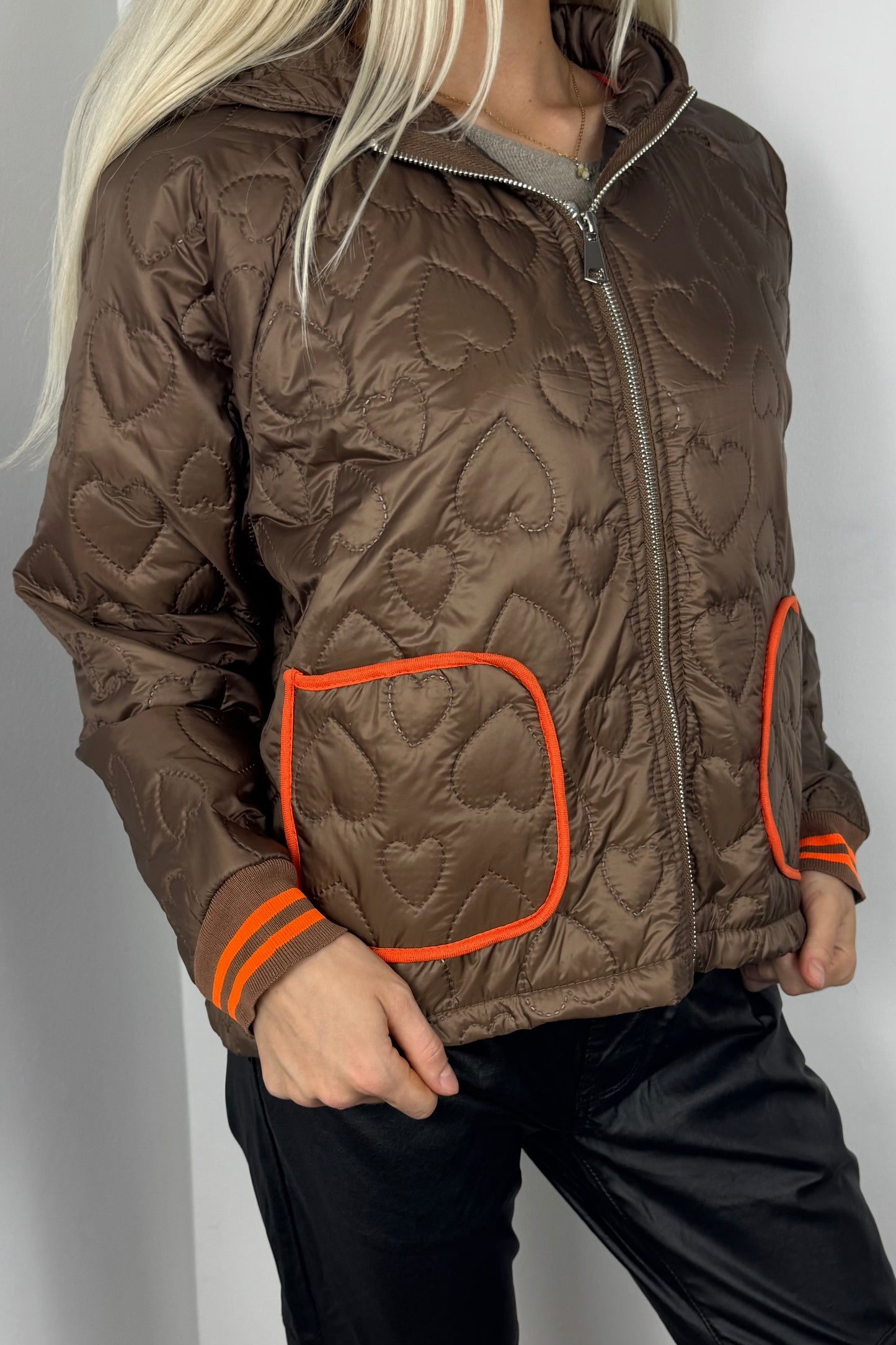 Leichte Steppjacke mit Herzmuster und Kapuze-Choco