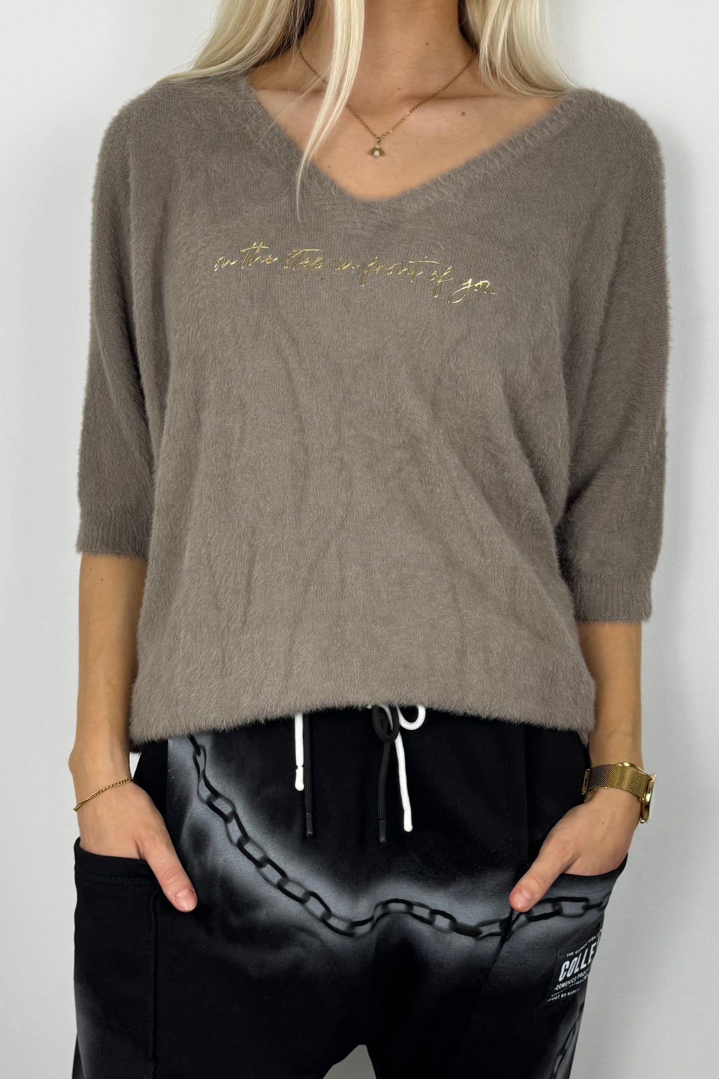 Shirt mit V-Ausschnitt und Stickerei –Mud