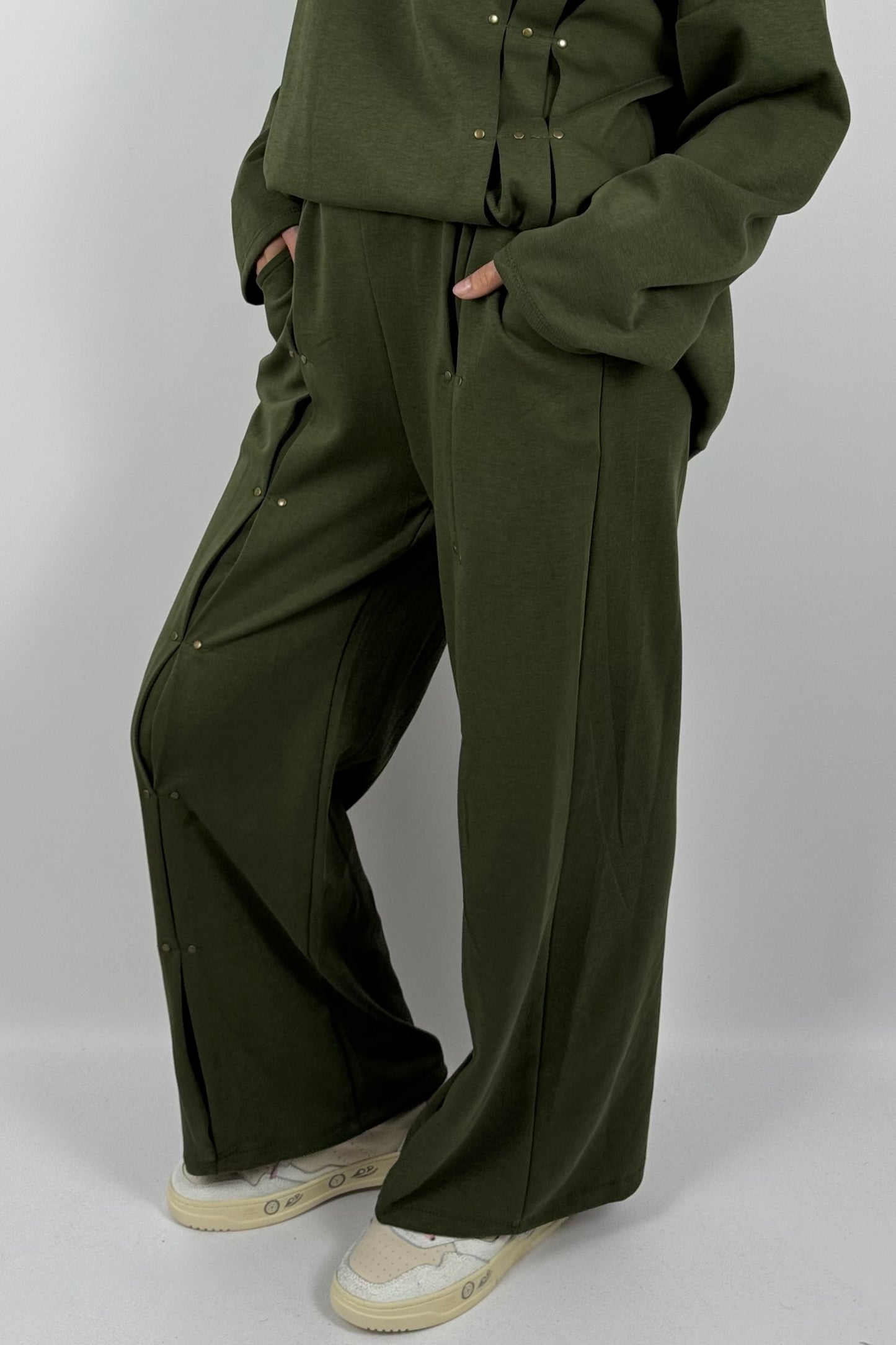 Damen Hose mit Faltendetails & Nieten – Khaki