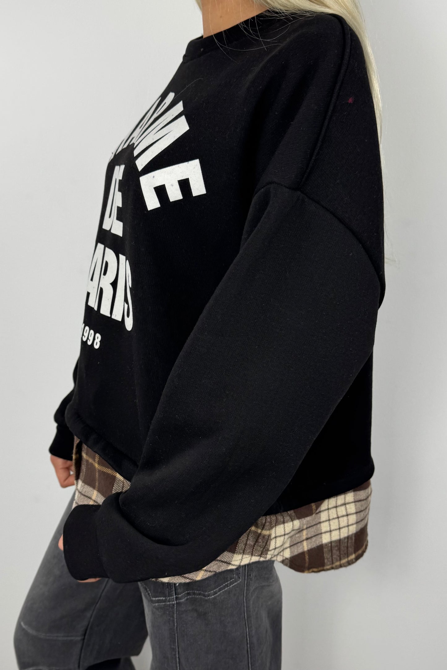 Sweatshirt mit „Charme de Paris“ Print und Karodetail-Schwarz