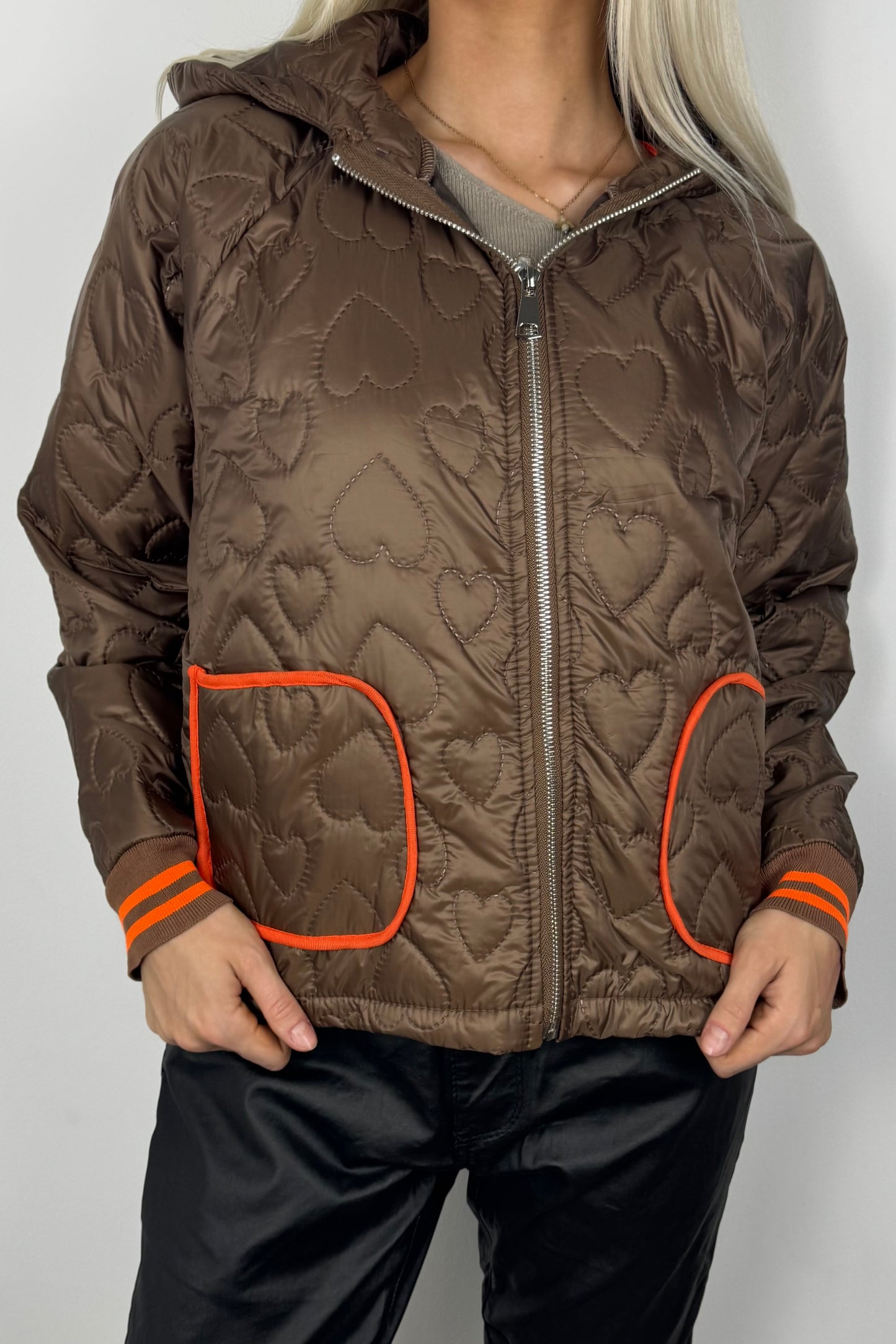 Leichte Steppjacke mit Herzmuster und Kapuze-Choco
