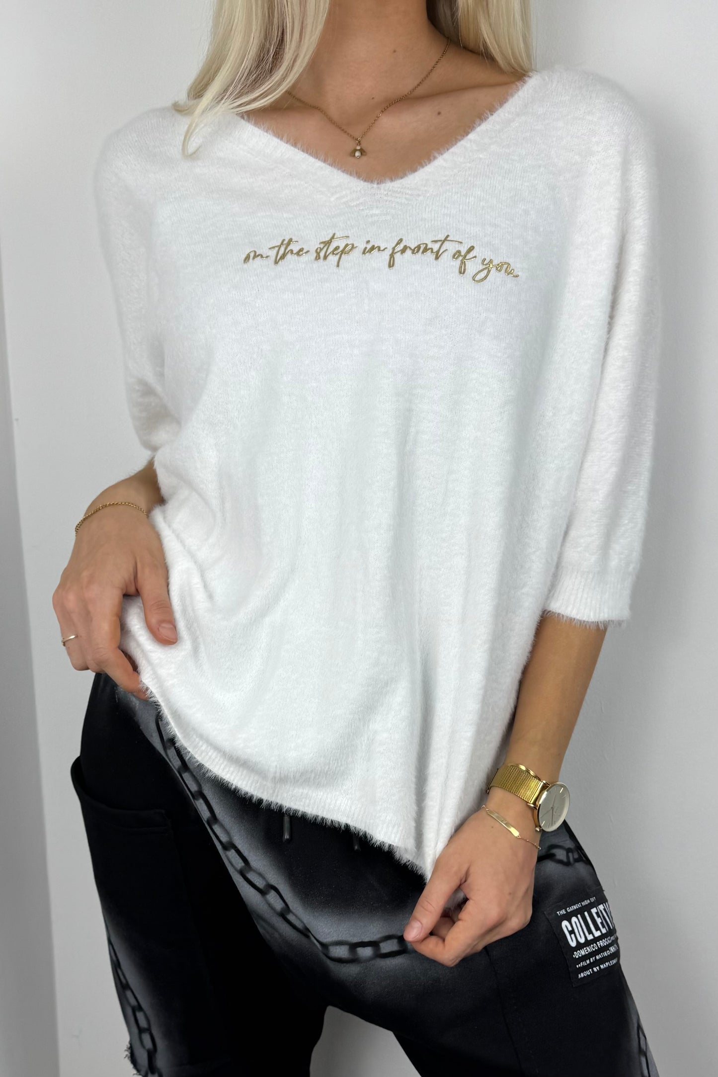 Shirt mit V-Ausschnitt und Stickerei –Weiß
