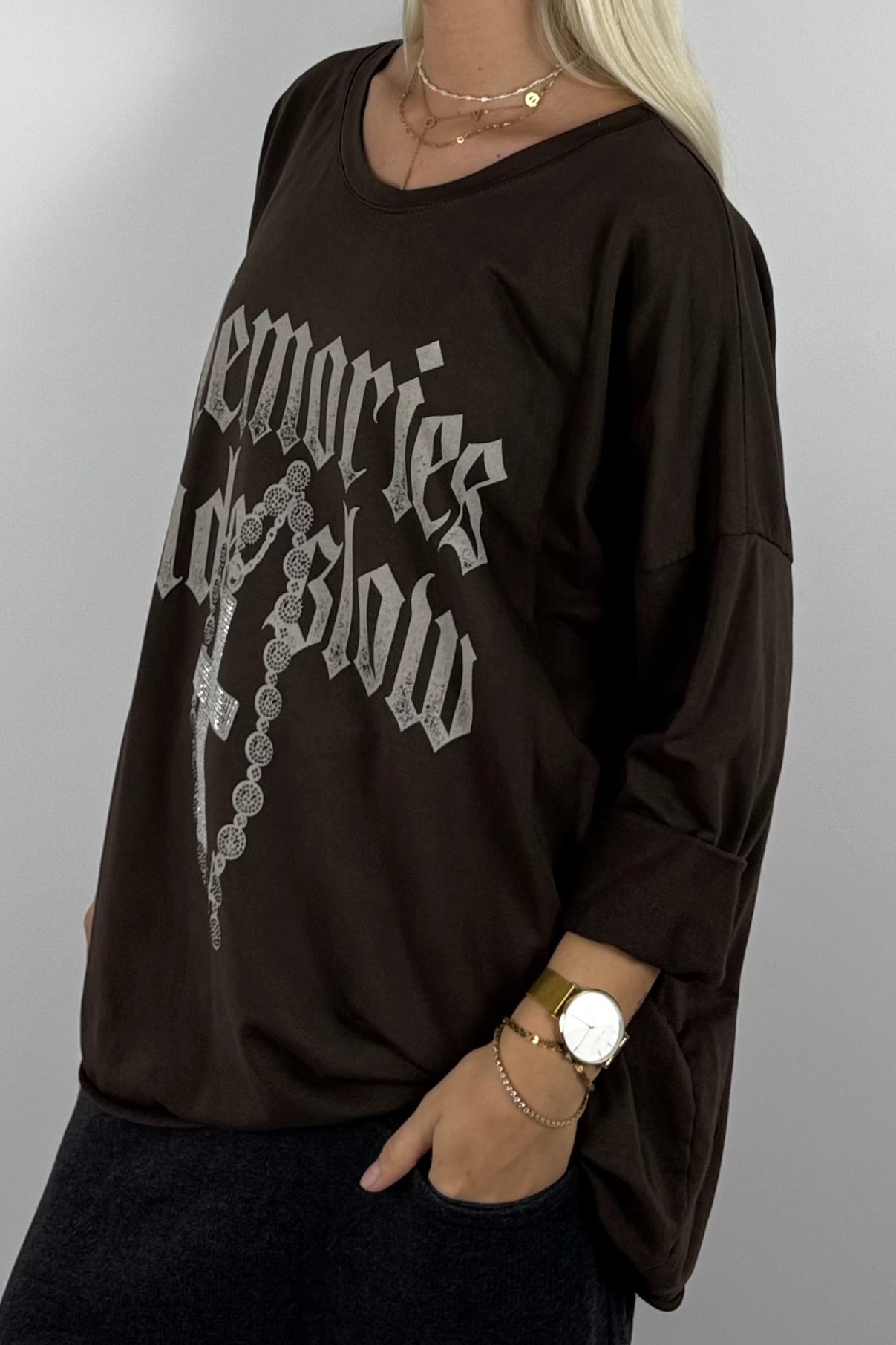 Oversize Shirt „Memories Fade Slow“ mit Kreuz-Detail –Schoko
