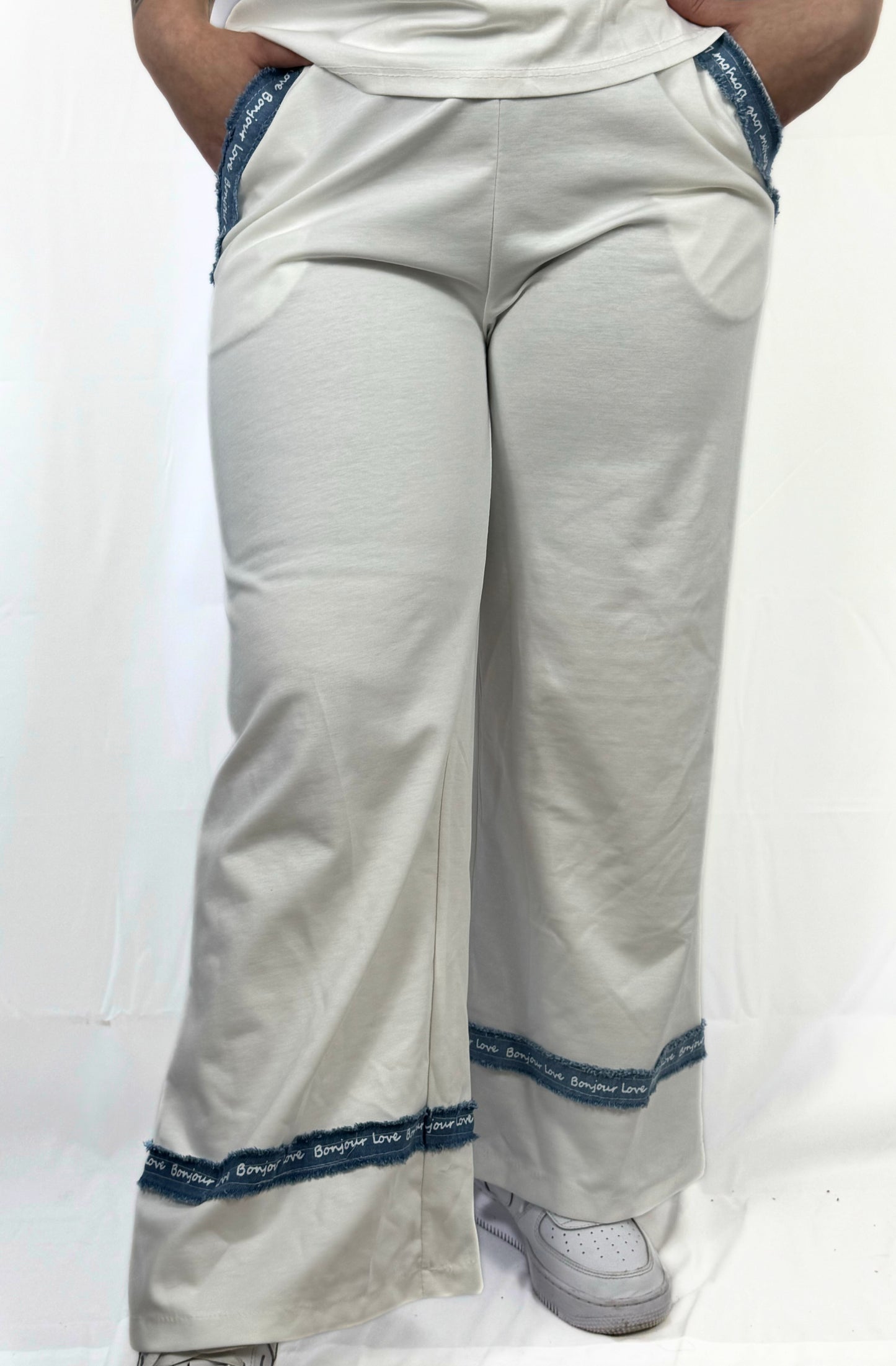 Damenhose mit Jeans-Applikationen – stylischer Mix-Look