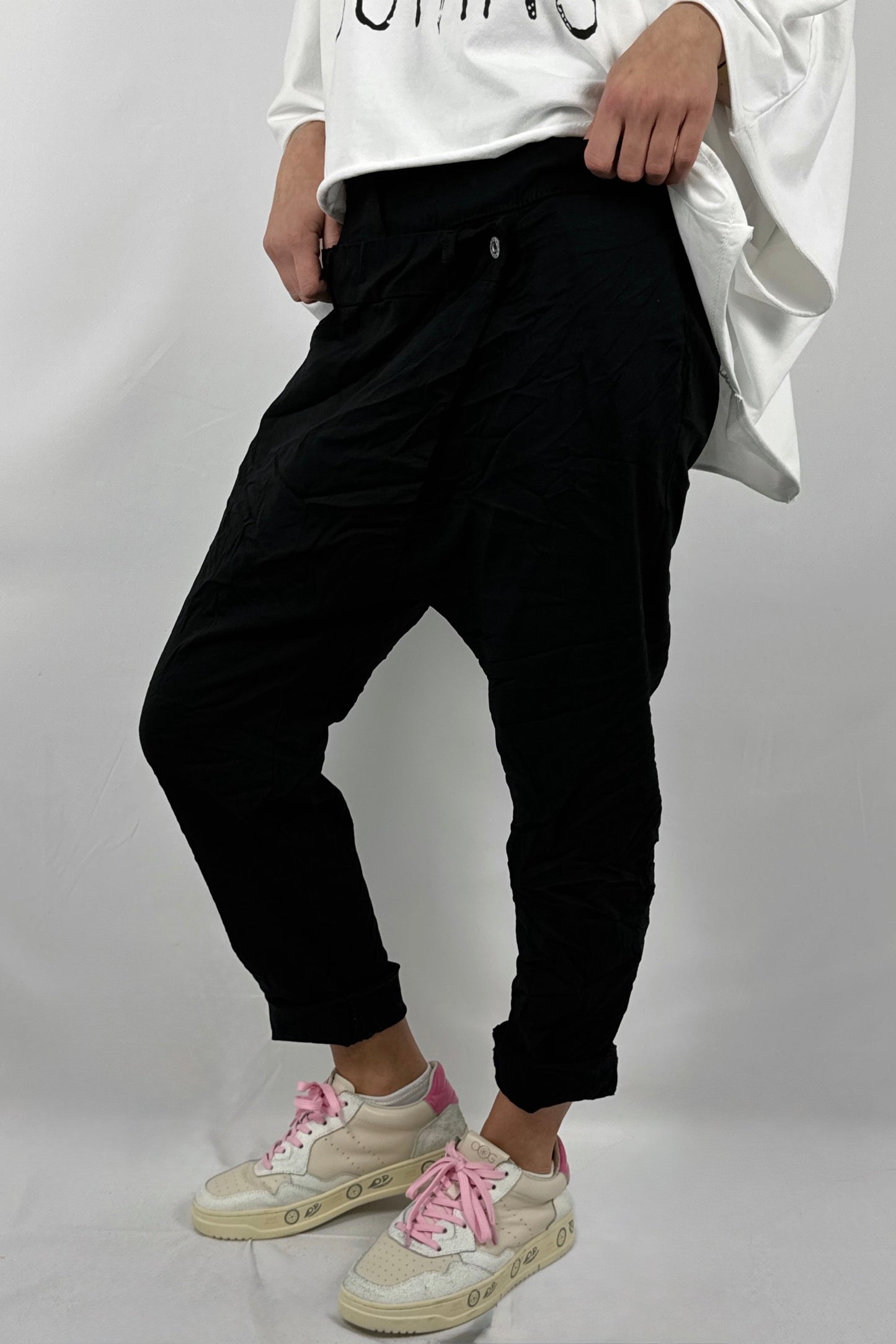 Damen Hose im Baggy Style mit Knopf Detail-Schwarz
