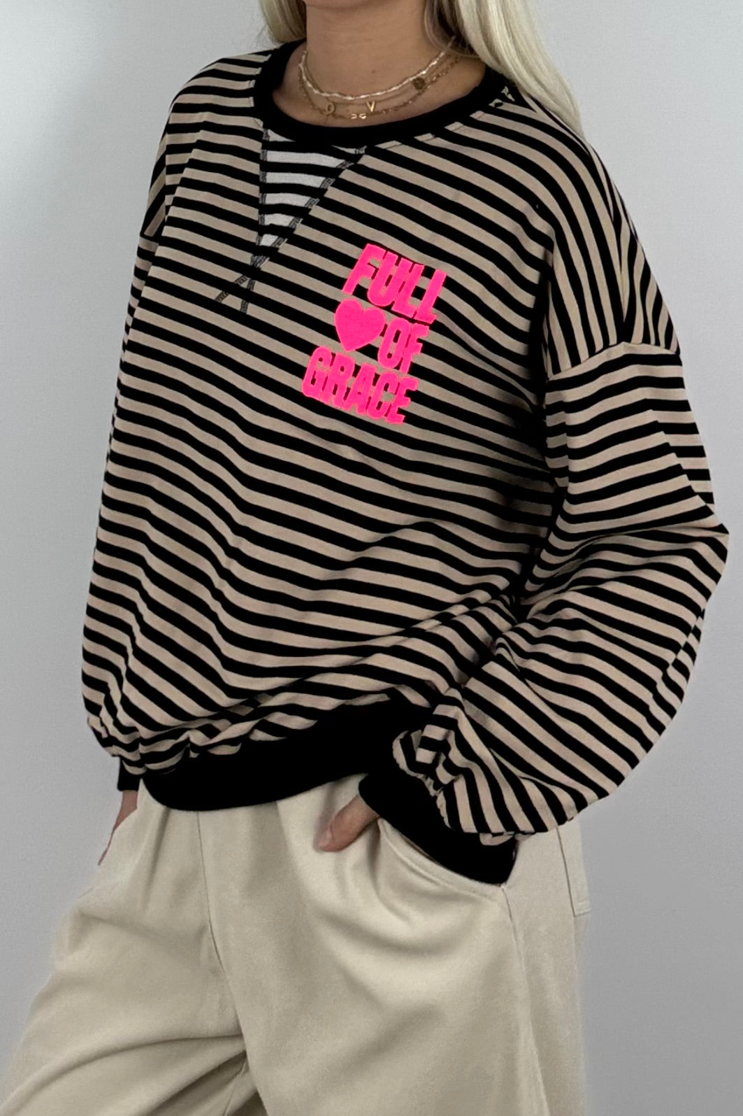 Oversize Streifen-Shirt mit „Full of Grace“-Schoko