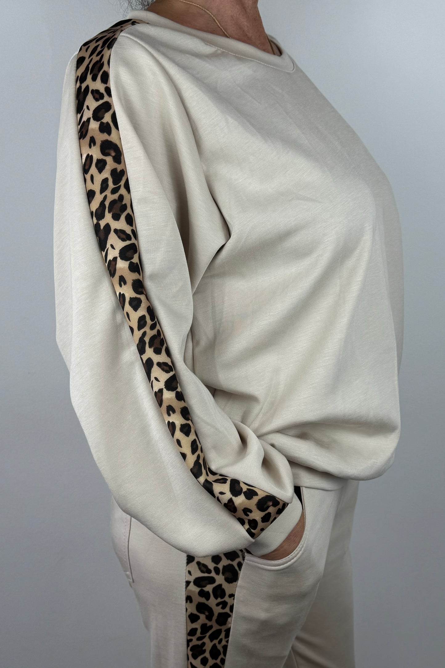 Sweatshirt mit Animal-Streifen an den Ärmeln