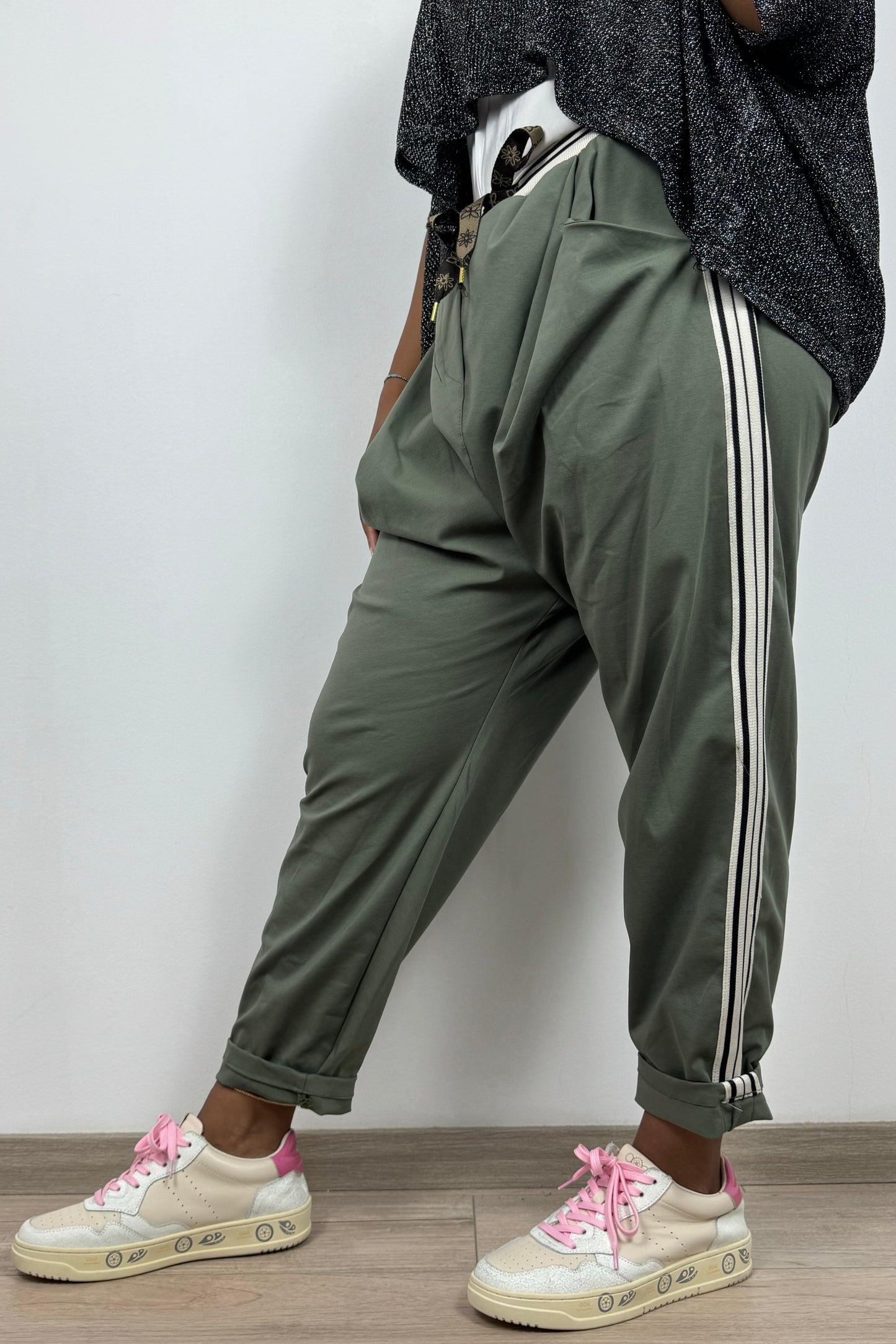 Sportlich-elegante Hose mit Galonstreifen und Bindegürtel