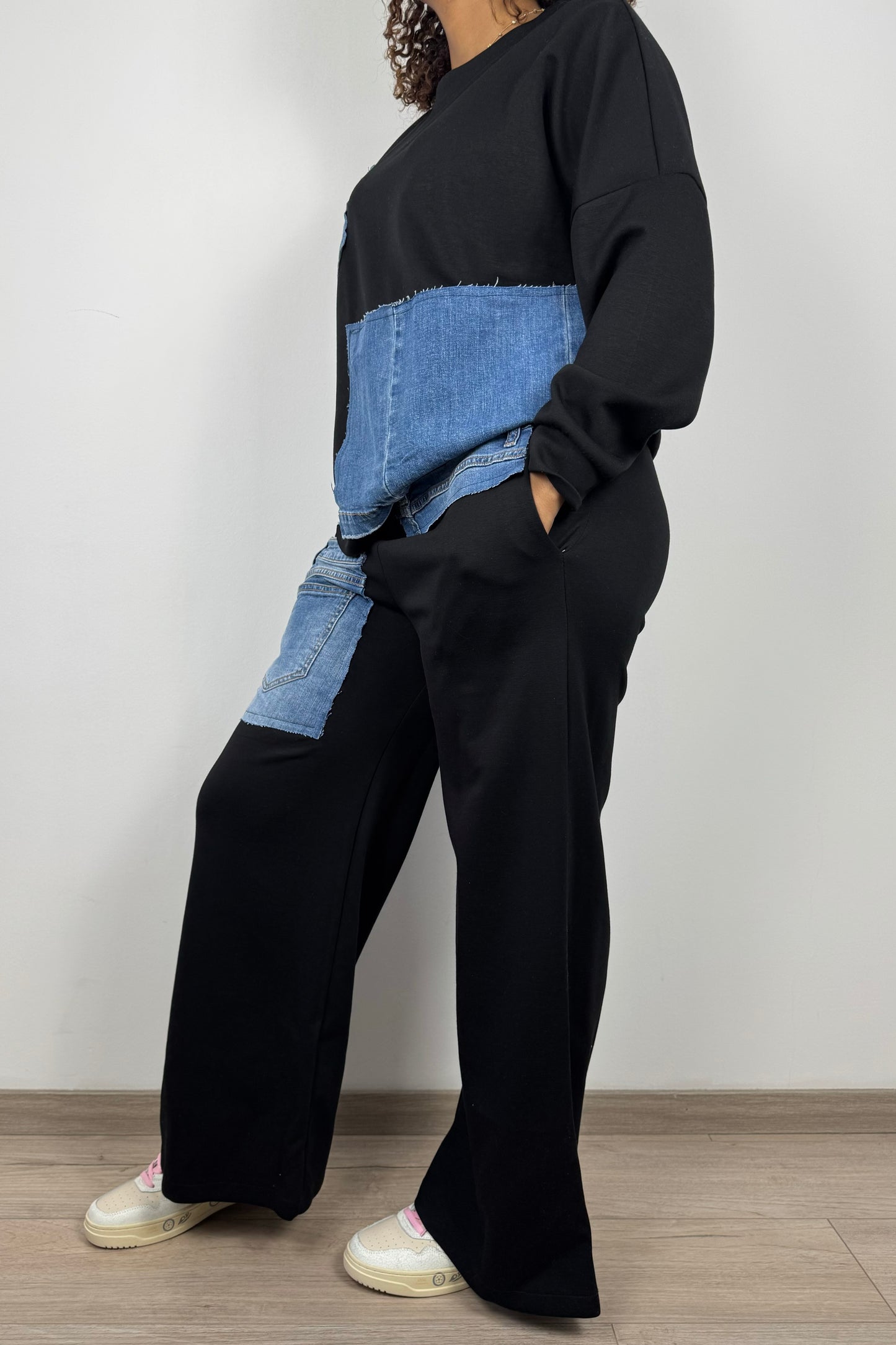Zweiteiliger Damen-Anzug: Sweater & Hose mit Jeans-Details