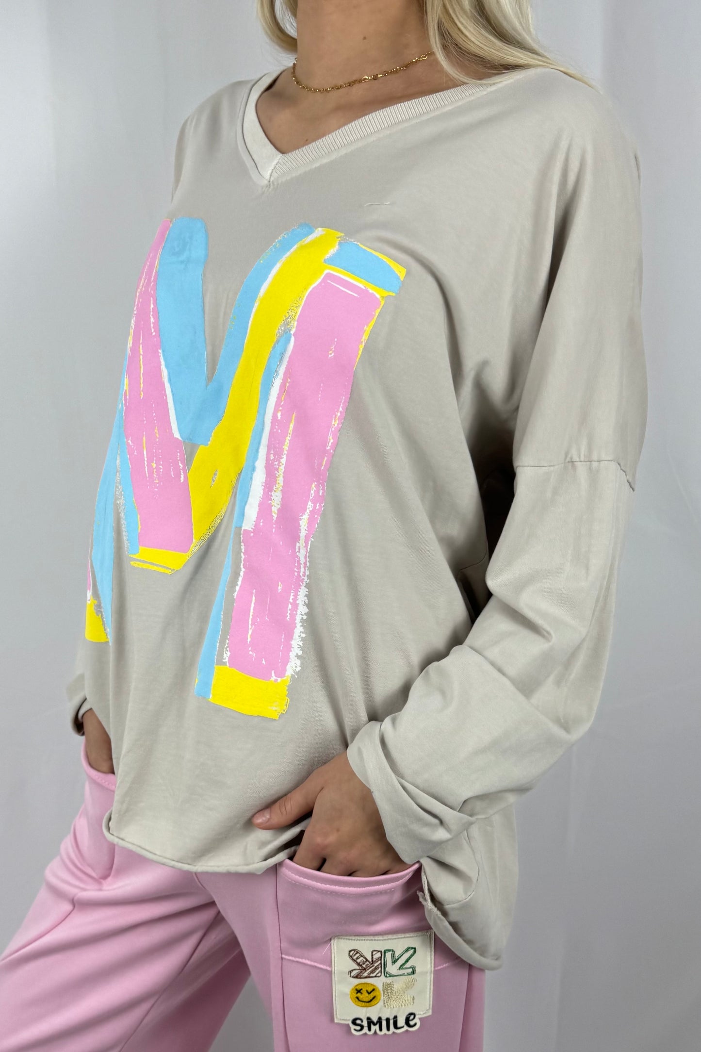 Oversize Shirt mit V-Ausschnitt & Letter-Print –Beige