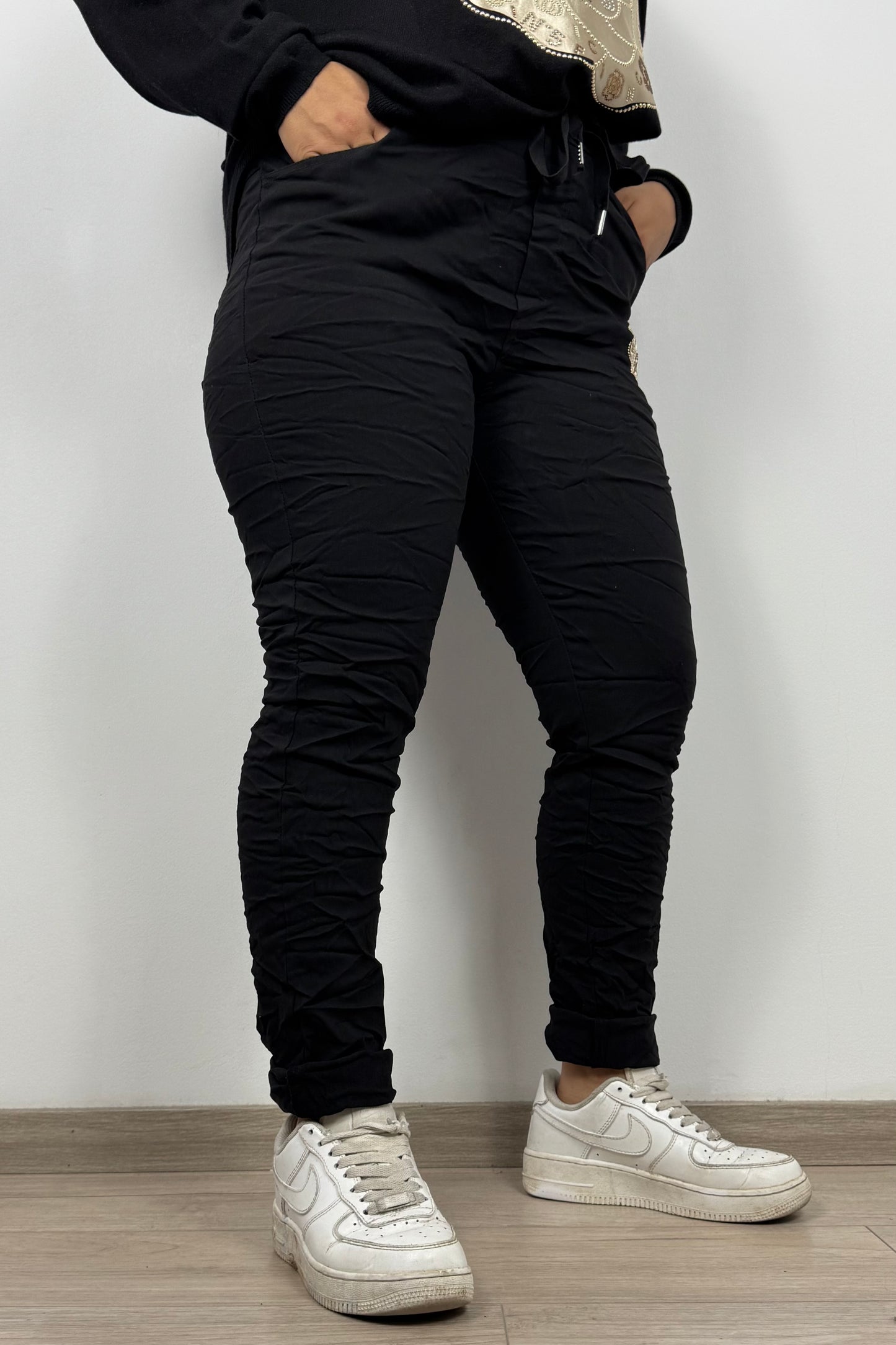 Stretchhose mit Blumen und Strassdetails – Schwarz