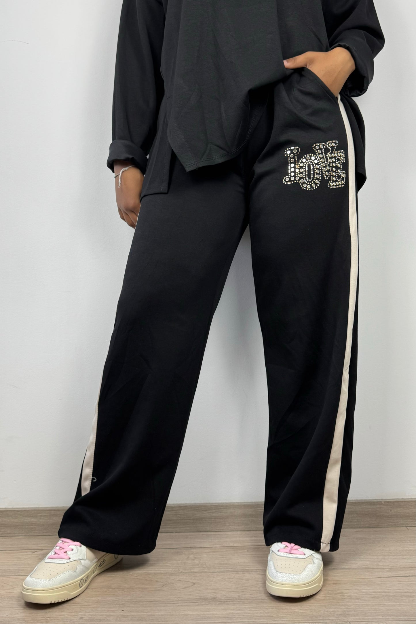 Jogginghose mit Strass-Schriftzug „LOVE“ & Seitenstreifen-Schwarz