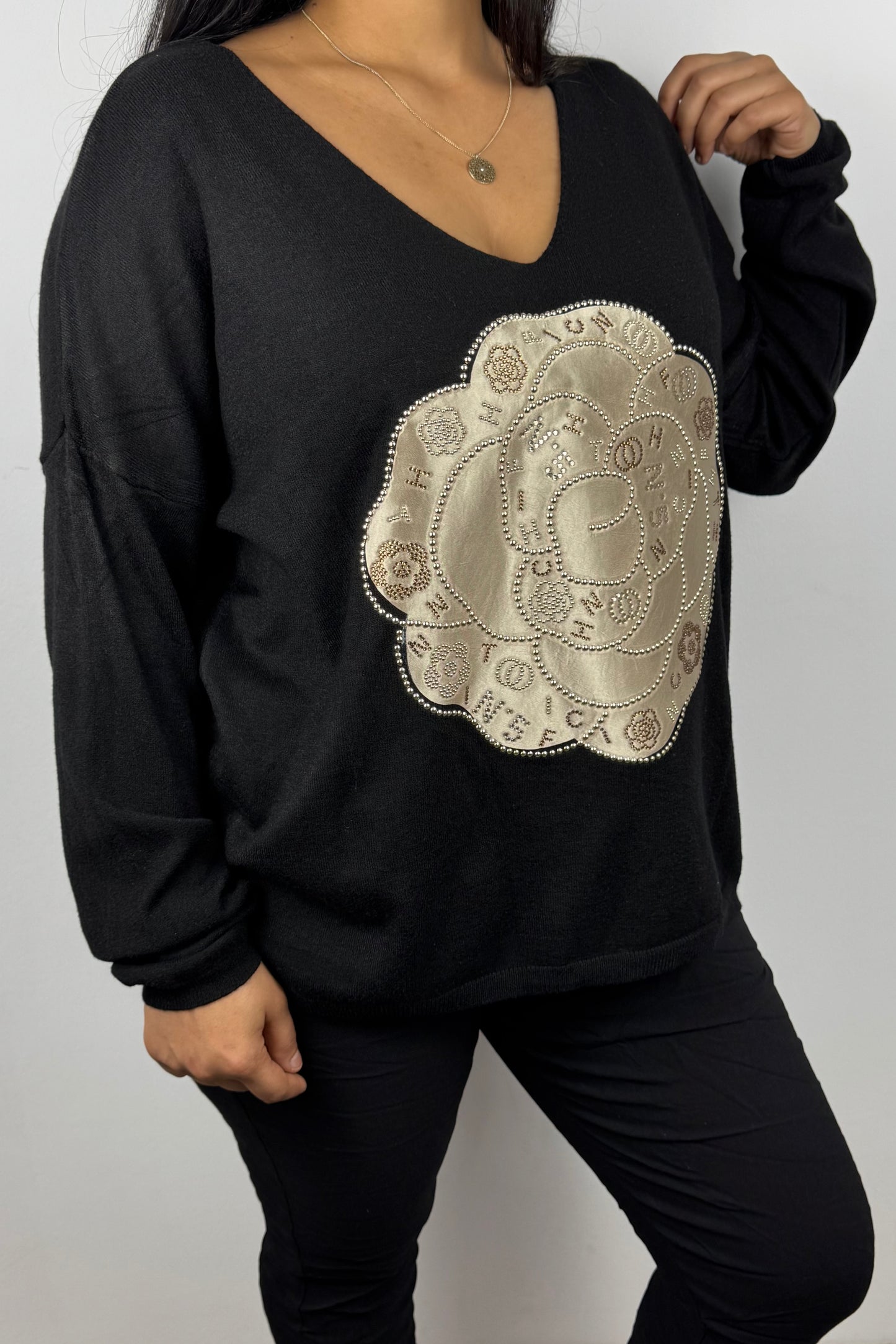 Feinstrick-Shirt mit floraler Applikation und Strass – Schwarz