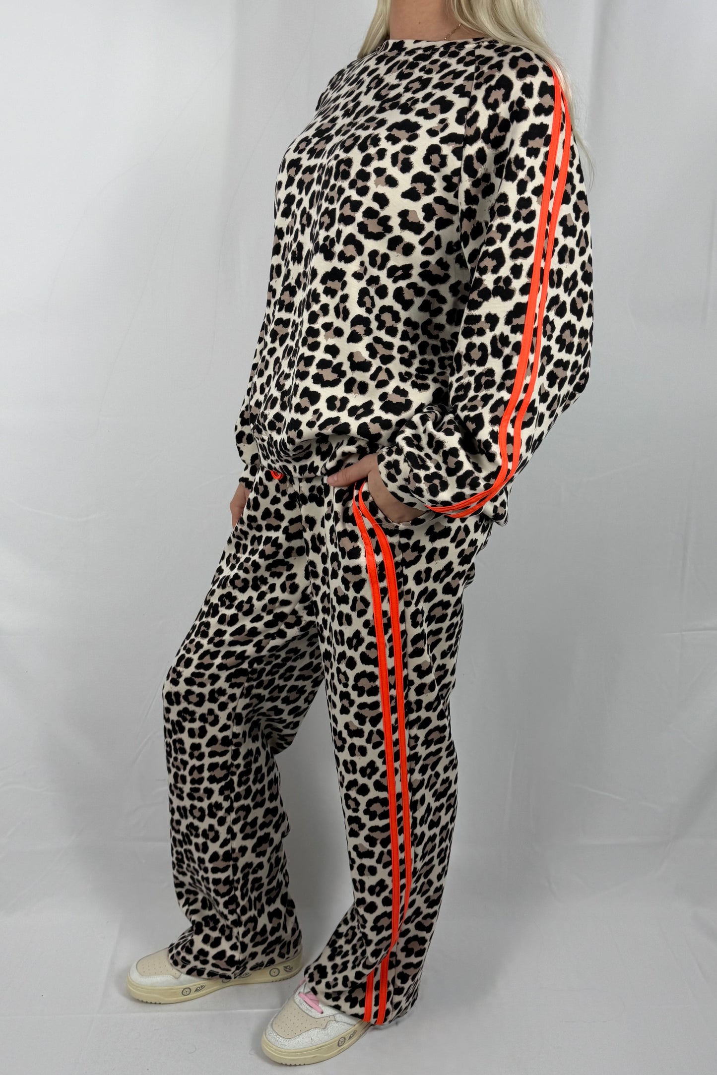 Damen Freizeit Set mit Leo Muster und Streifen Detail- Orange