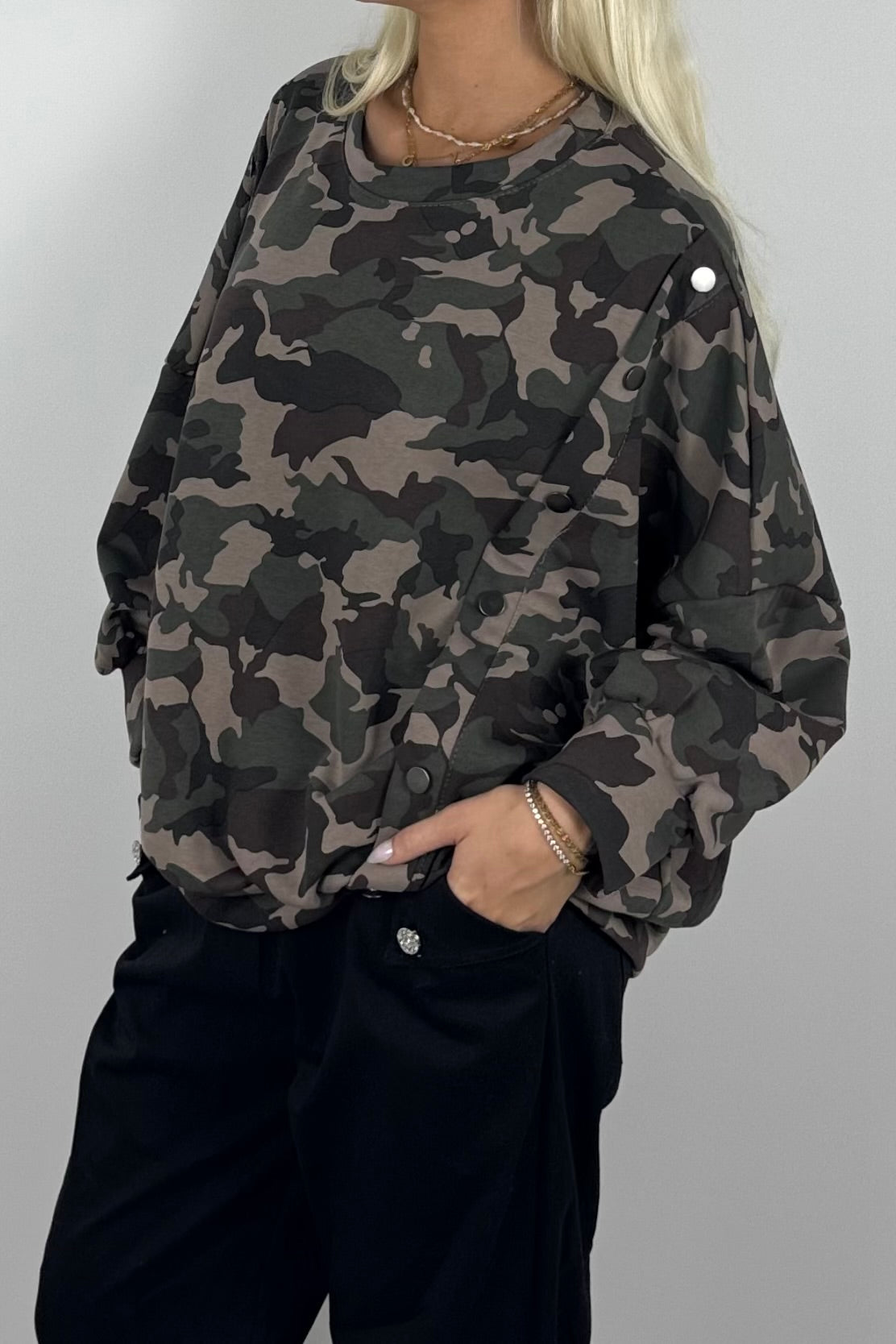 Oversize Damen Sweatshirt mit Camouflage-Muster & Knopfdetails – Mud